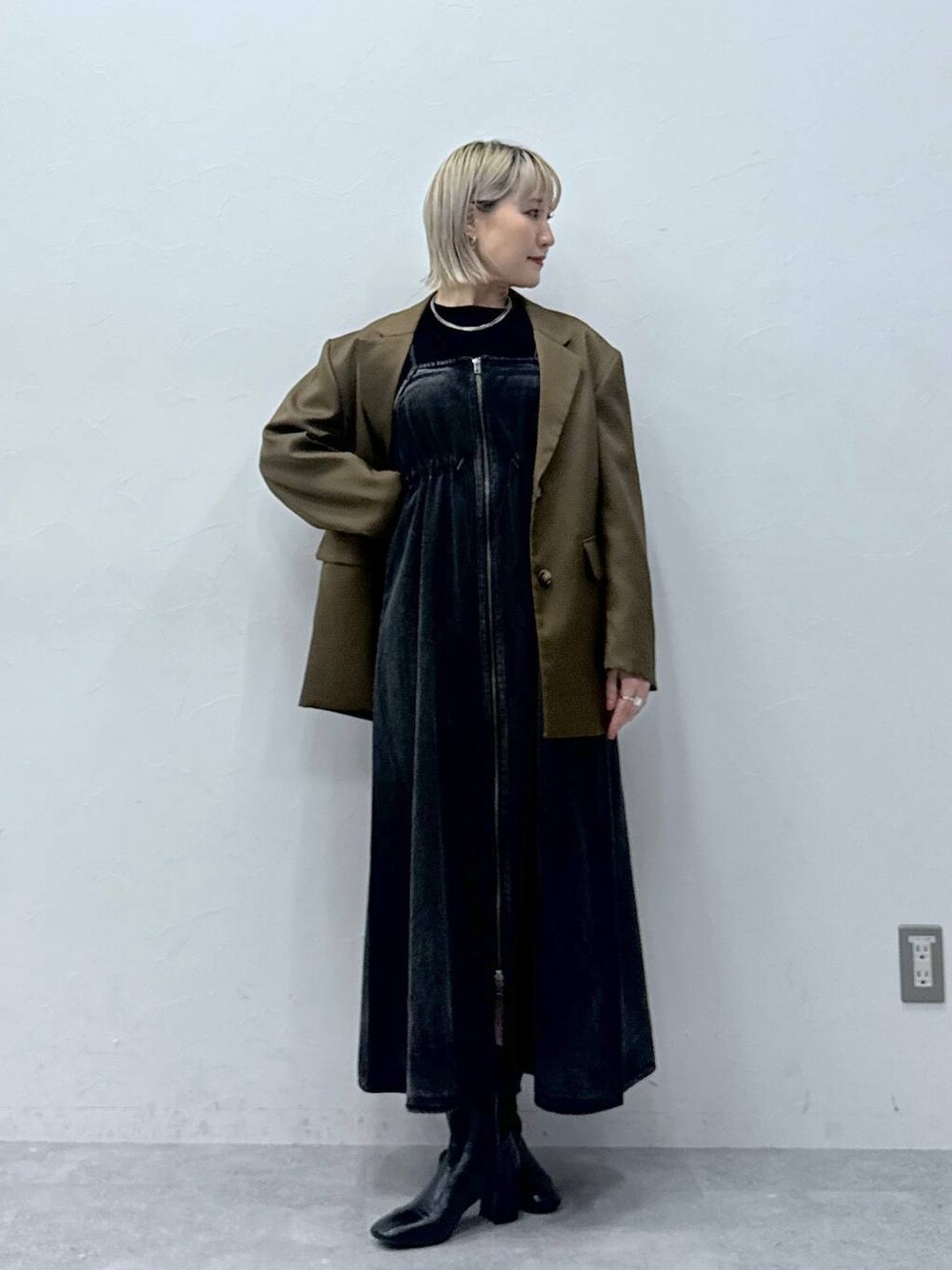ブラック系のワンピース、ブラウン系のテーラードジャケット、ブラック系のTシャツ/カットソーを着用したレディースの夏コーディネートの1枚目の写真
