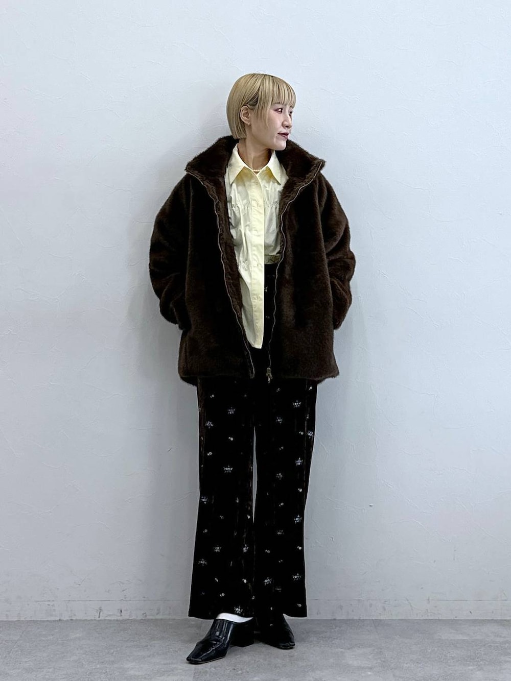 ブラウン系のスウェットパンツ、ブラウン系のブルゾン、イエロー系のシャツ/ブラウスを着用したレディースの秋コーディネートの1枚目の写真