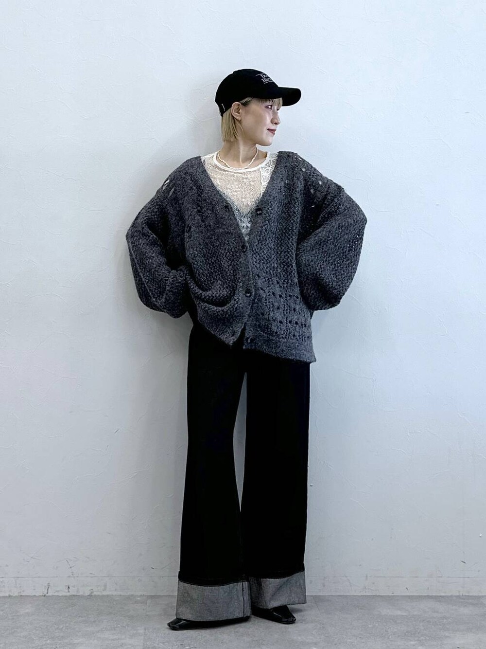 グレー系のカーディガン/ボレロ、ブラック系のデニムパンツ、ホワイト系のTシャツ/カットソーを着用したレディースの夏コーディネートの1枚目の写真