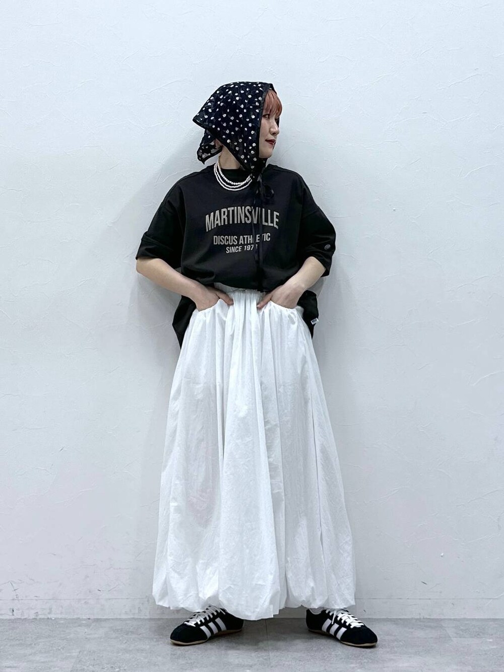 ホワイト系のTシャツ/カットソー、ホワイト系のスカートを着用したレディースの春コーディネートの1枚目の写真
