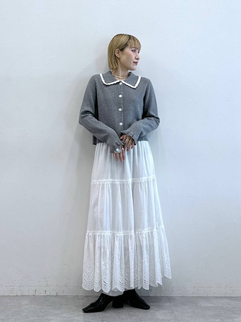 「RAGEBLUEのクロシェカラーショートニットカーディガン（ニット/セーター、グレー系）」を使った、たけおさん（レディース・157cm）の夏コーディネートの1枚目の写真