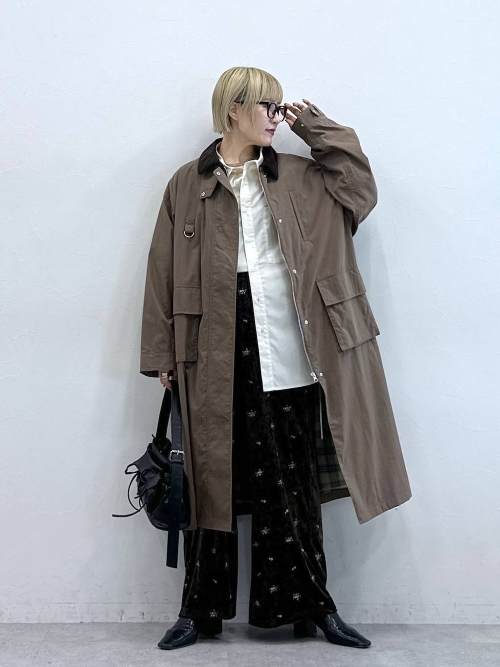 ブラウン系のスウェットパンツ、ホワイト系のシャツ/ブラウス、ブラウン系のブルゾンを着用したレディースの秋コーディネートの1枚目の写真