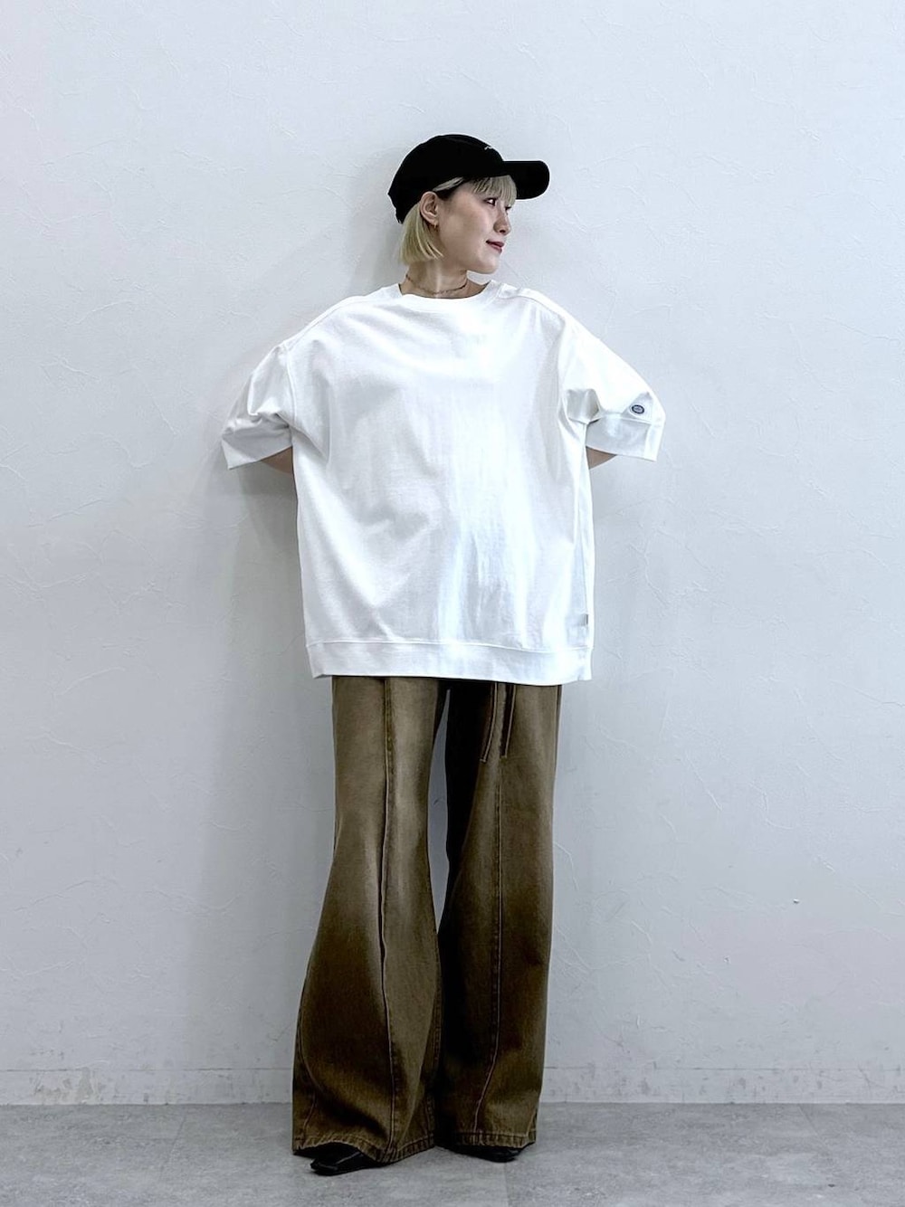 ホワイト系のTシャツ/カットソー、ブラウン系のデニムパンツを着用したレディースの夏コーディネートの1枚目の写真