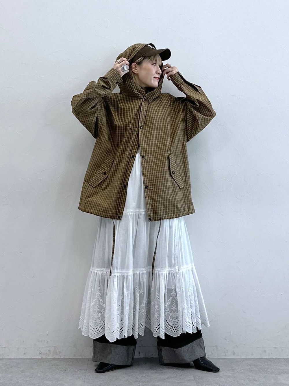 ブラック系のデニムパンツ、イエロー系のシャツ/ブラウス、ホワイト系のスカートを着用したレディースの夏コーディネートの1枚目の写真