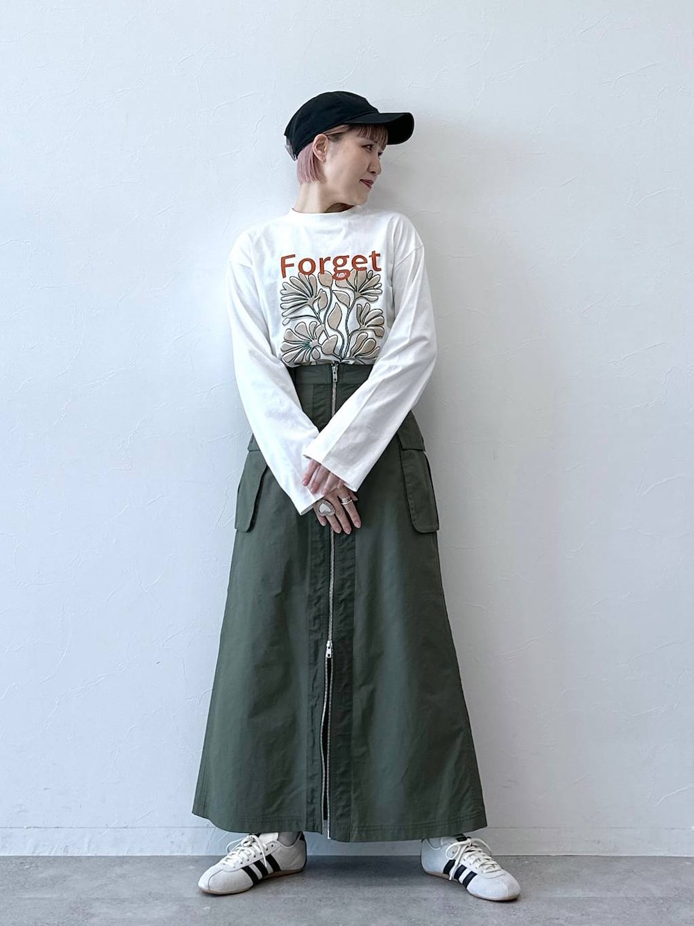 「RAGEBLUEのフロントプリント/グラフィックロンT（Tシャツ/カットソー、ホワイト系）」を使った、たけおさん（レディース・157cm）の春コーディネートの1枚目の写真