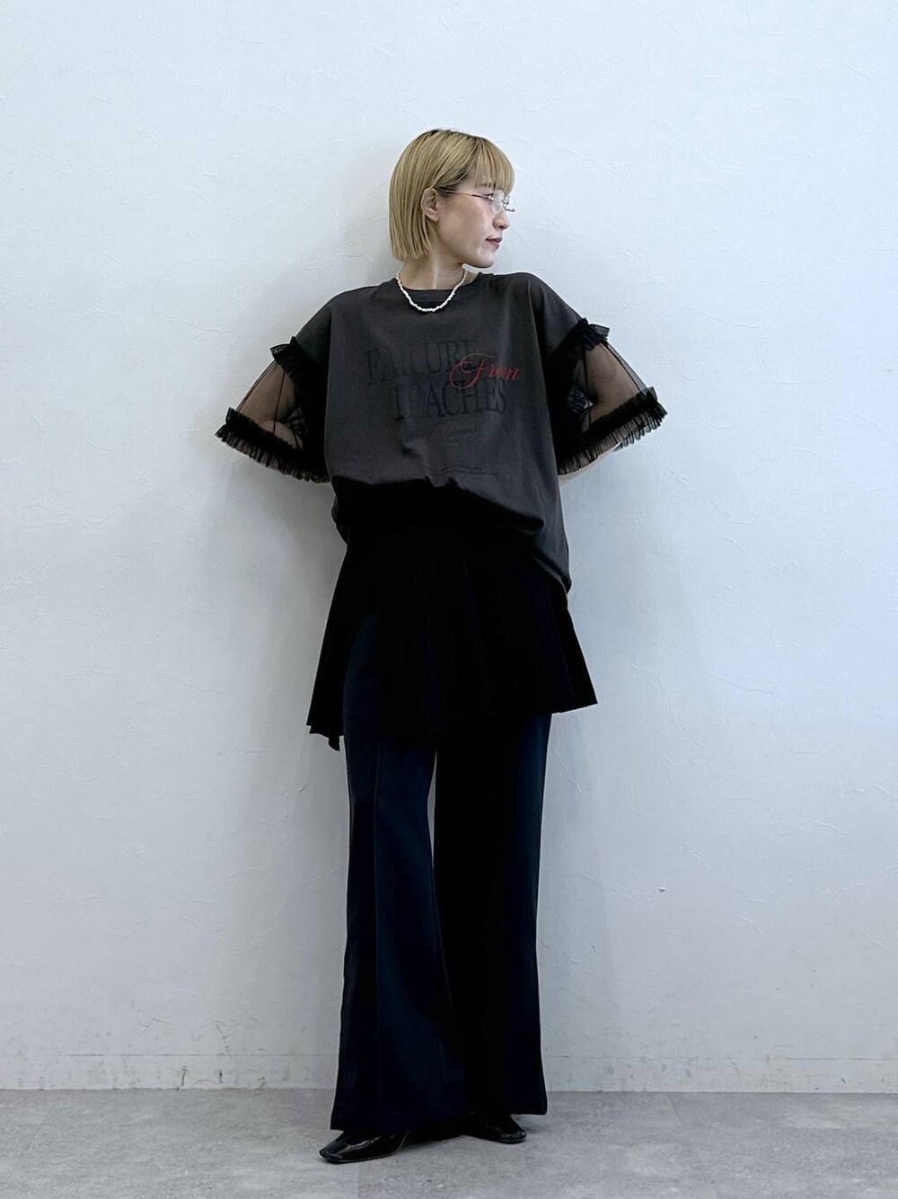 グレー系のTシャツ/カットソー、その他のスラックス、ブラック系のスカートを着用したレディースの夏コーディネートの1枚目の写真
