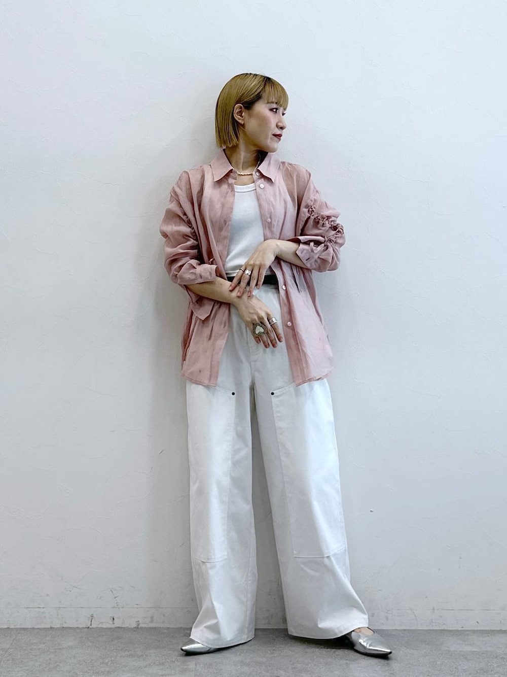 「RAGEBLUEの袖シャーリングBIGシアーシャツ（シャツ/ブラウス、ピンク系）」を使った、たけおさん（レディース・157cm）の夏コーディネートの1枚目の写真