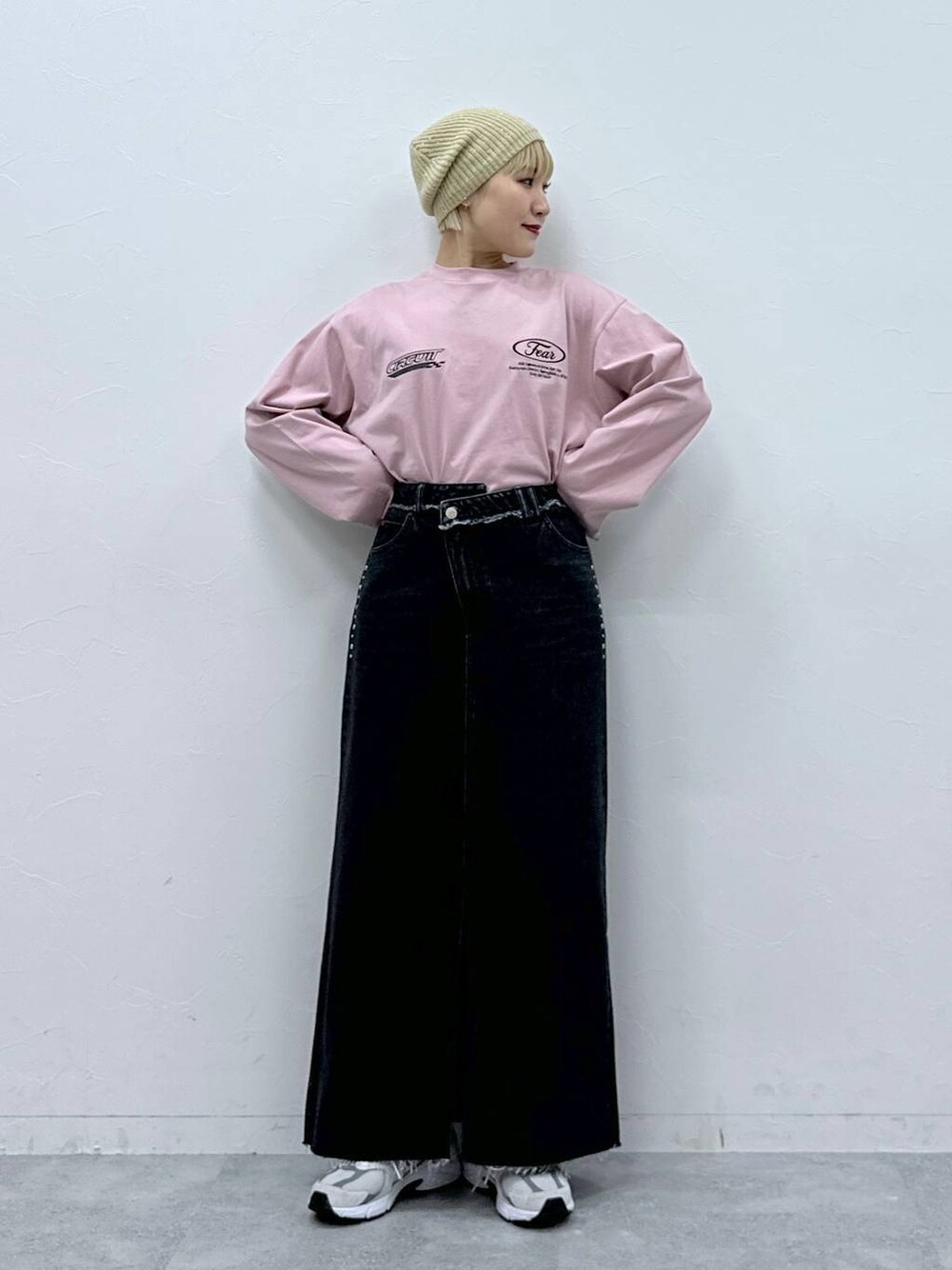 ピンク系のTシャツ/カットソー、ベージュ系のハンチング/ベレー帽を着用したレディースの冬コーディネートの1枚目の写真