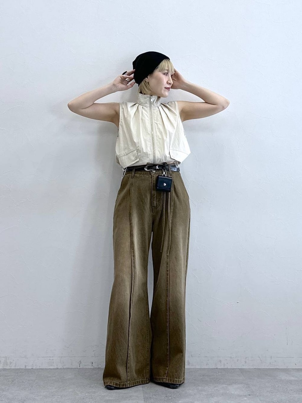 ホワイト系のベスト、ブラウン系のデニムパンツ、ブラック系のニットキャップ/ビーニーを着用したレディースの夏コーディネートの1枚目の写真