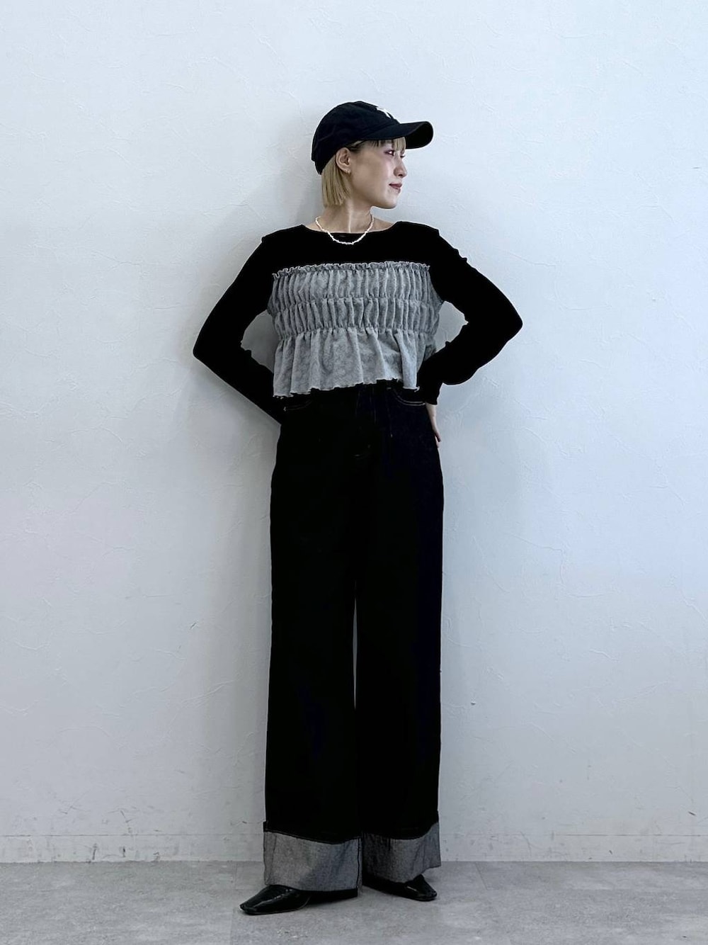 ブラック系のデニムパンツ、ブラック系のTシャツ/カットソーを着用したレディースの夏コーディネートの1枚目の写真