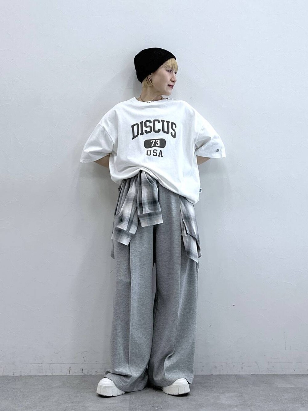 ホワイト系のTシャツ/カットソー、ブルー系のシャツ/ブラウス、グレー系のスウェットパンツを着用したレディースの春コーディネートの1枚目の写真