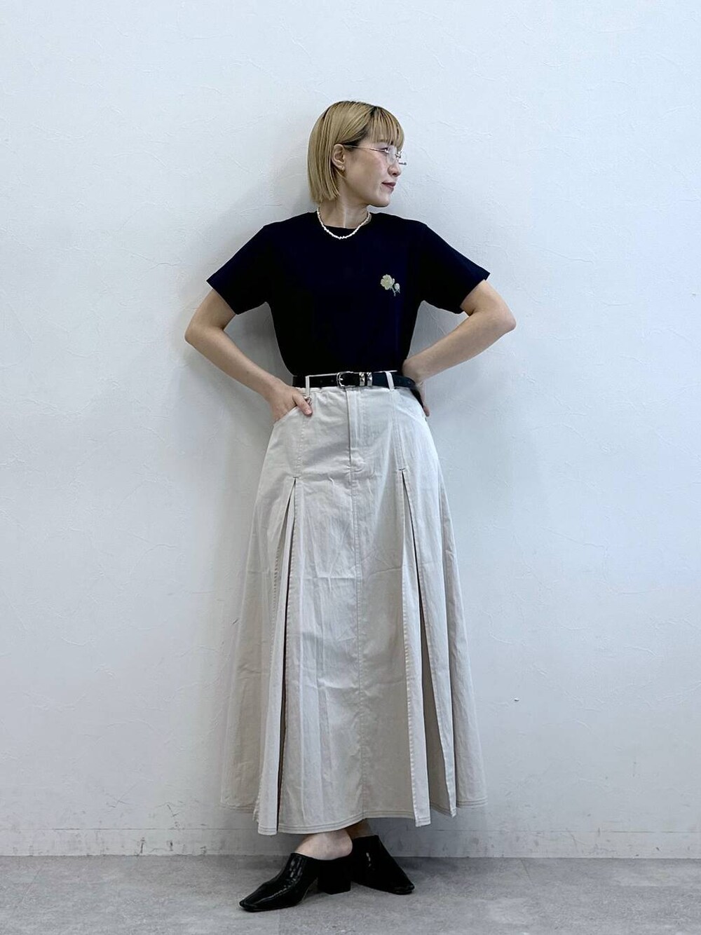 ブルー系のTシャツ/カットソー、ホワイト系のスカートを着用したレディースの夏コーディネートの1枚目の写真