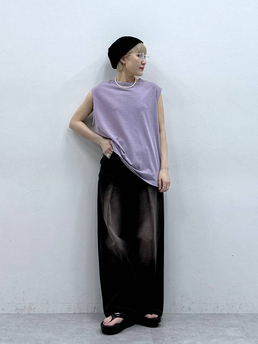 ブラック系のデニムパンツ、パープル系のTシャツ/カットソー、ブラック系のサンダルを着用したレディースの夏コーディネートの1枚目の写真