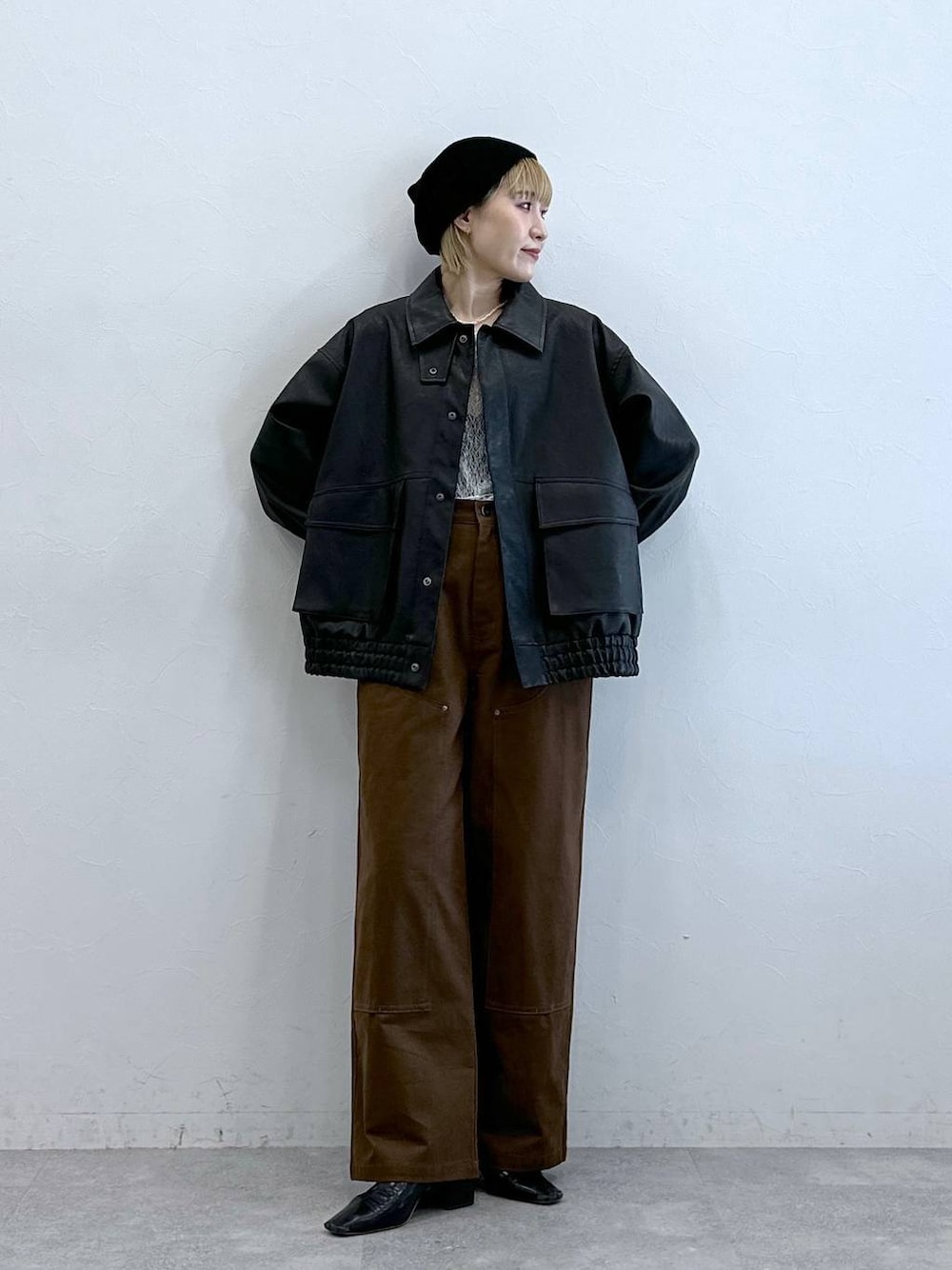ホワイト系のTシャツ/カットソー、ブラウン系のチノパンツ、ブラック系のブルゾンを着用したレディースの夏コーディネートの1枚目の写真