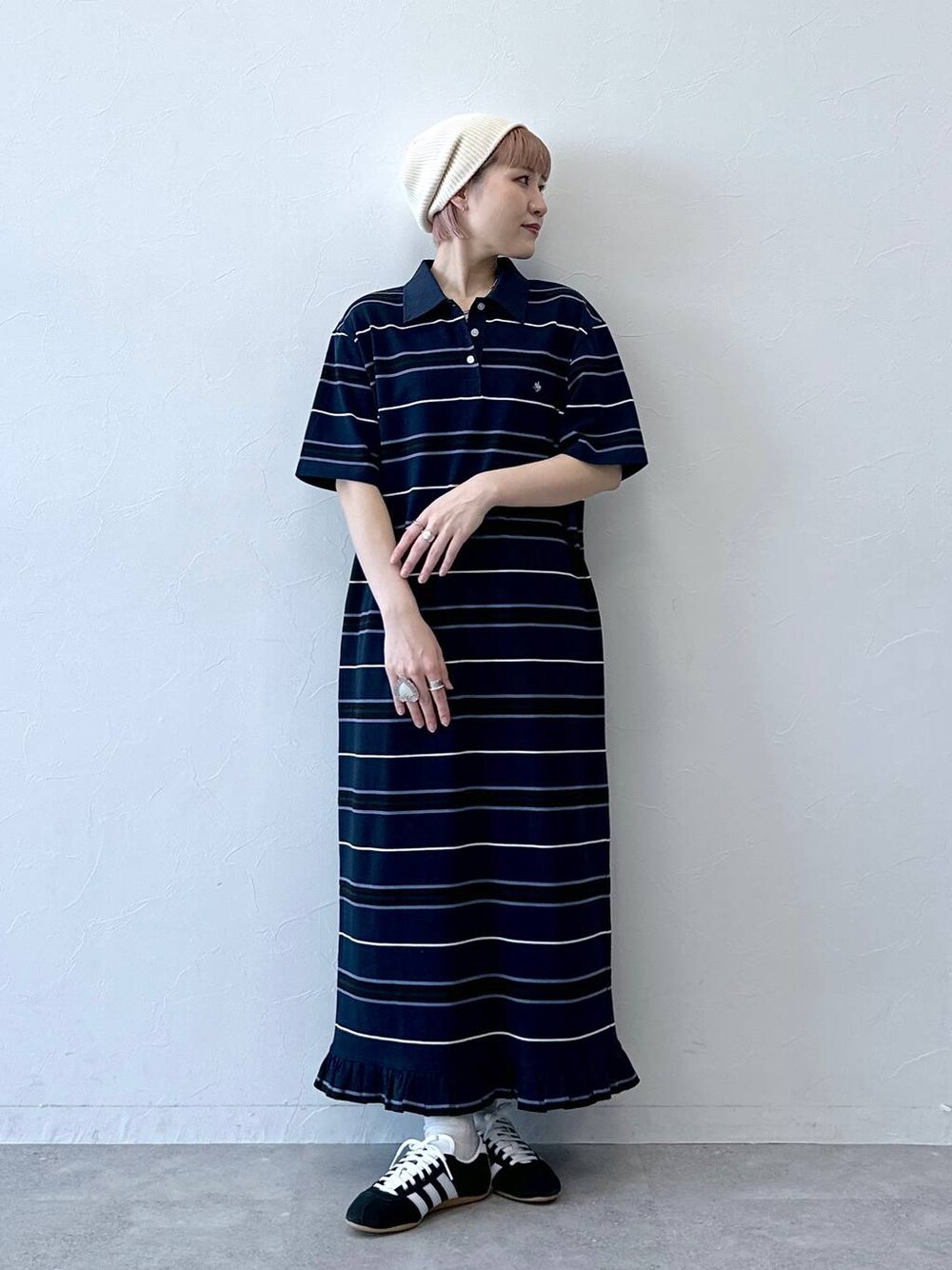 ブルー系のワンピースを着用したレディースの春コーディネートの1枚目の写真