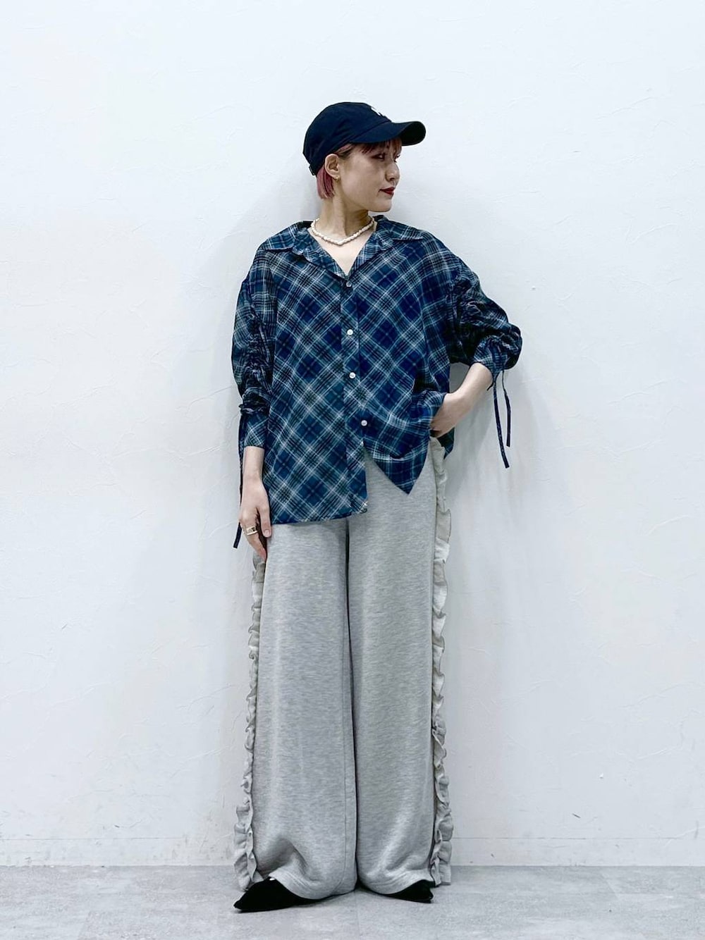 グレー系のスウェットパンツ、ブルー系のシャツ/ブラウス、ホワイト系のネックレスを着用したレディースの春コーディネートの1枚目の写真