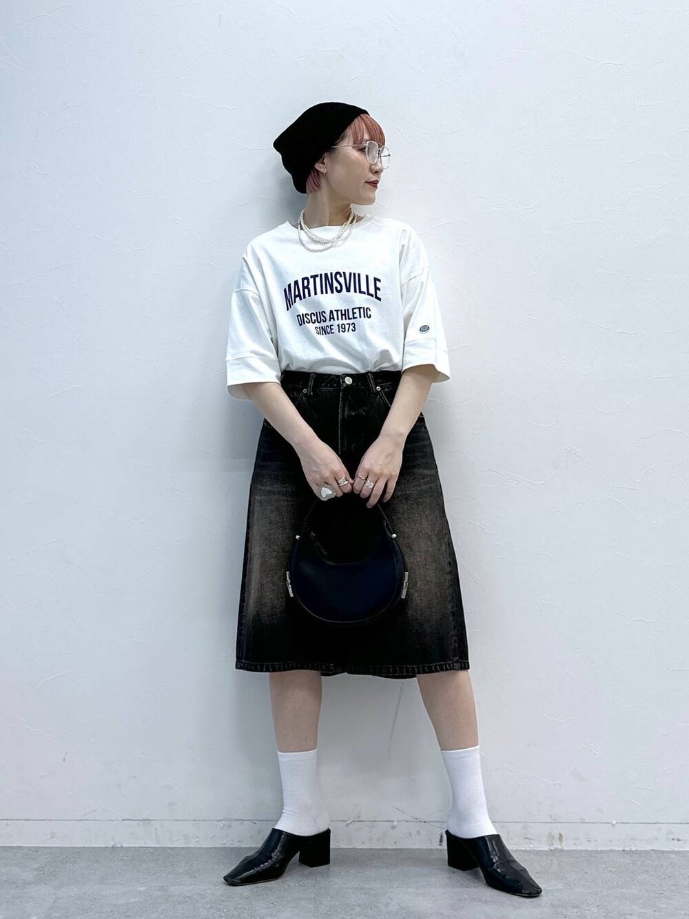 ブラック系のデニムパンツ、ホワイト系のTシャツ/カットソーを着用したレディースの春コーディネートの1枚目の写真