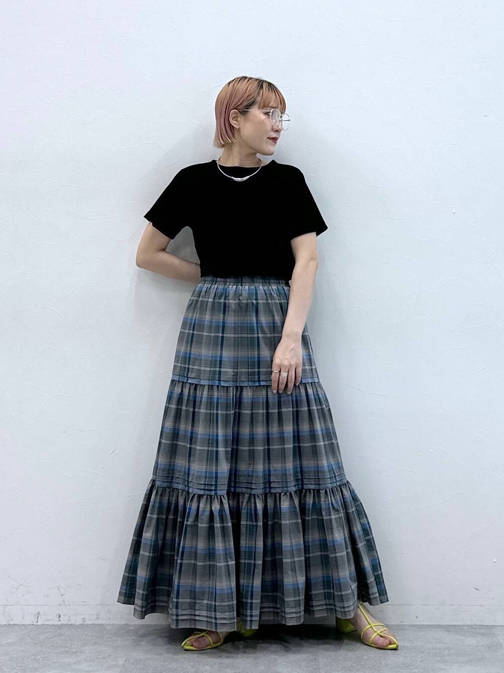 ブラック系のTシャツ/カットソー、シルバー系のネックレス、ブラック系のメガネを着用したレディースの春コーディネートの1枚目の写真