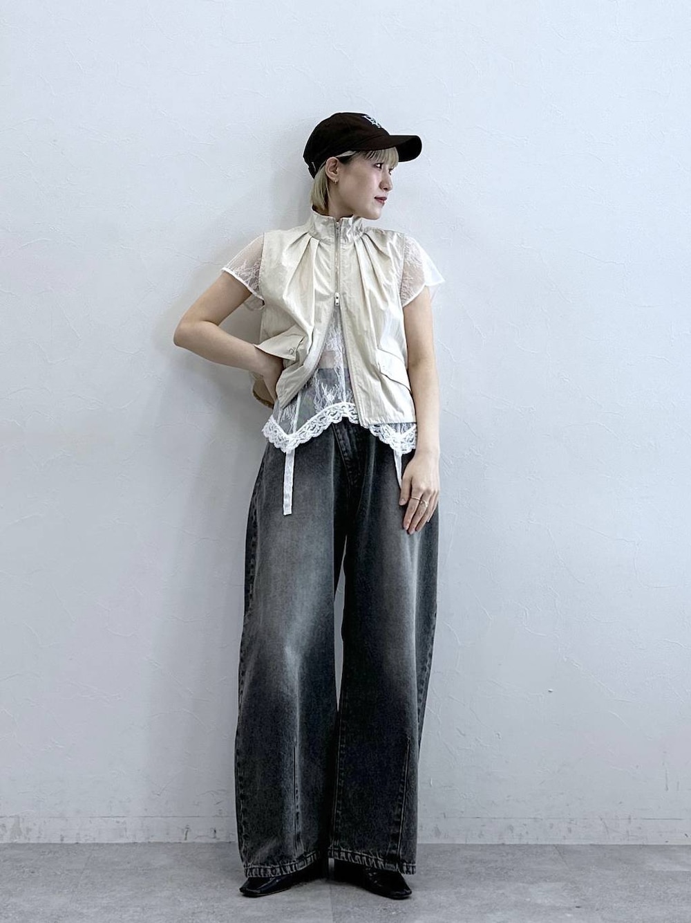 グレー系のデニムパンツ、ホワイト系のTシャツ/カットソー、ホワイト系のベストを着用したレディースの夏コーディネートの1枚目の写真
