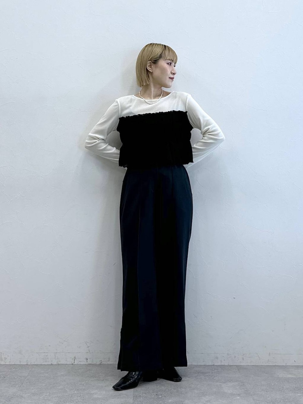 その他のスラックス、ホワイト系のTシャツ/カットソーを着用したレディースの夏コーディネートの1枚目の写真