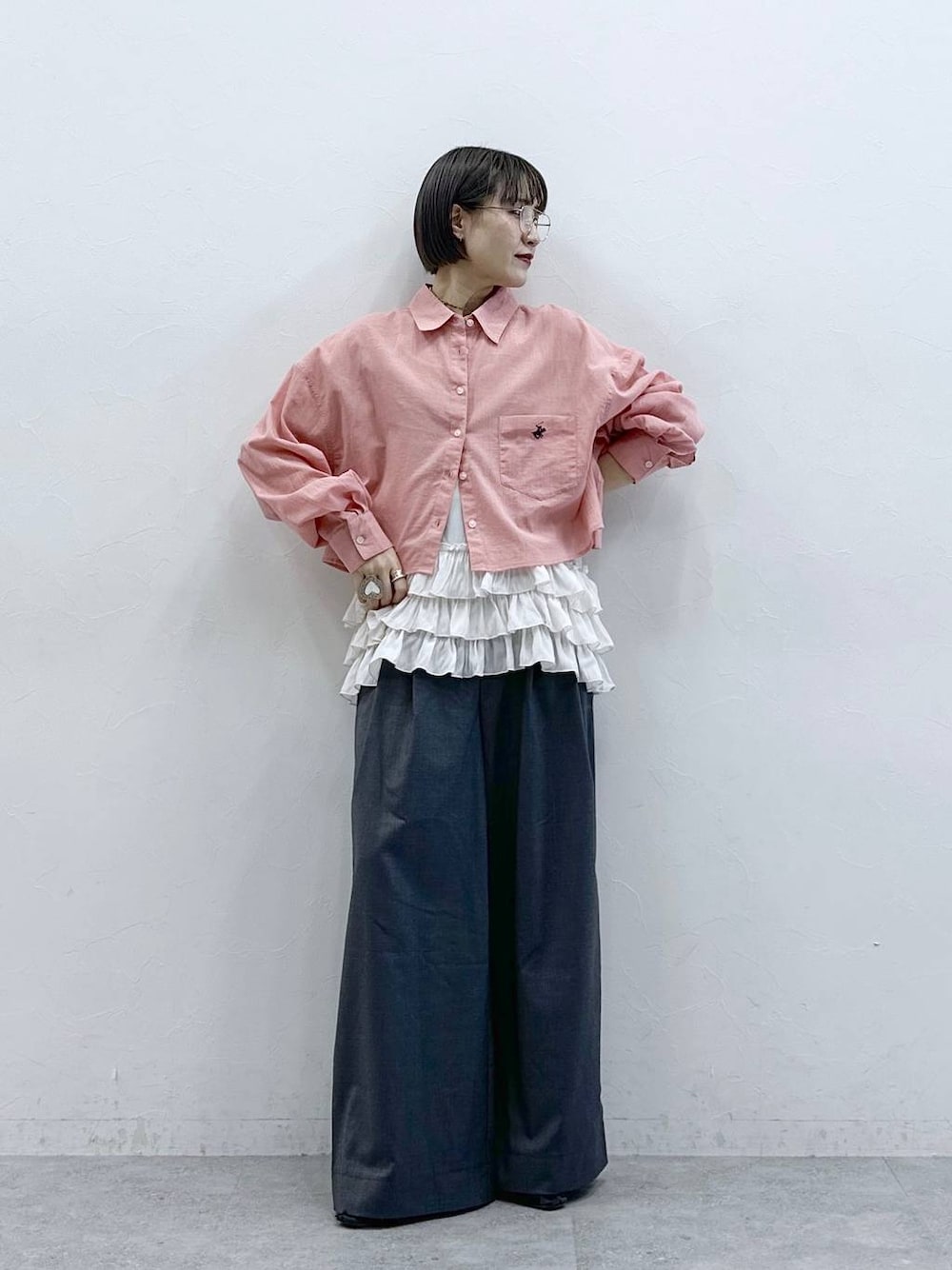 ホワイト系のキャミソール、ピンク系のシャツ/ブラウス、グレー系のスラックスを着用したレディースの春コーディネートの1枚目の写真