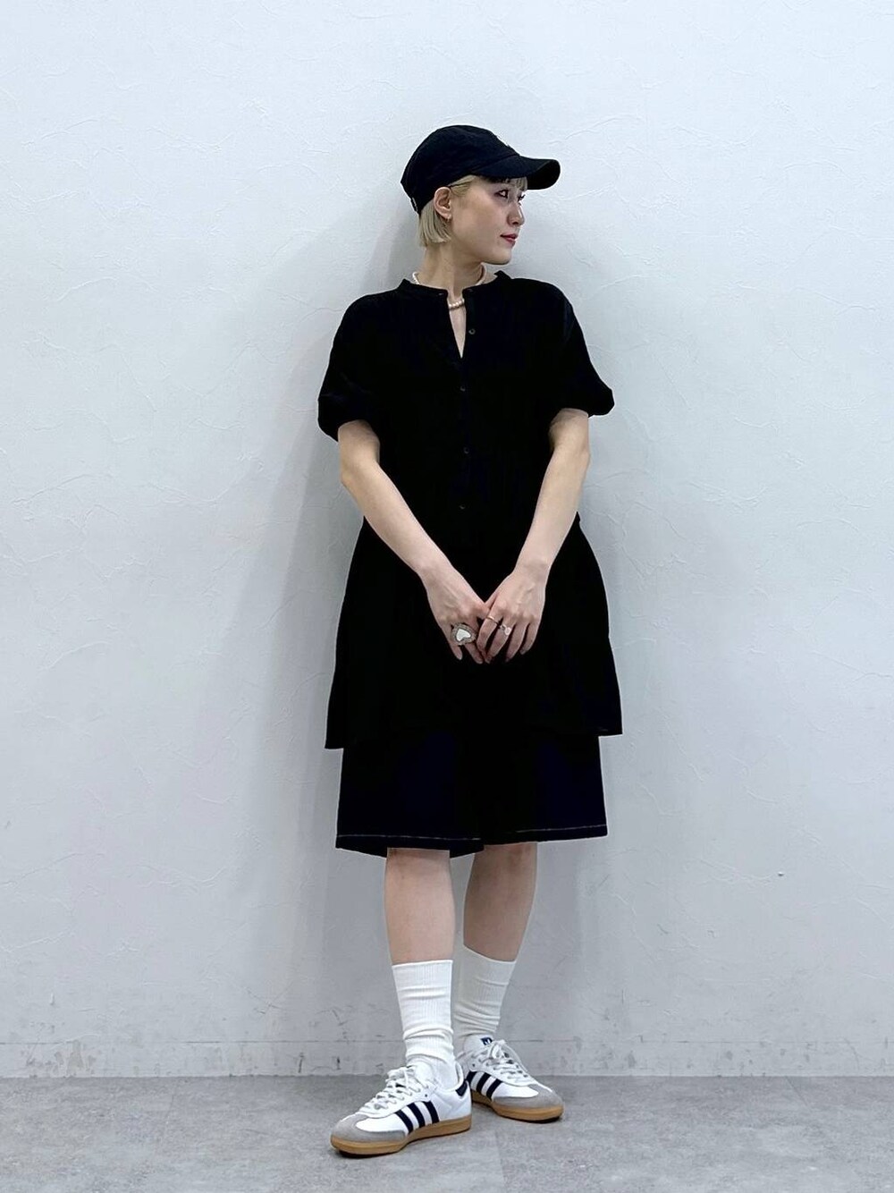 ブラック系のシャツ/ブラウス、ブルー系のデニムパンツを着用したレディースの夏コーディネートの1枚目の写真