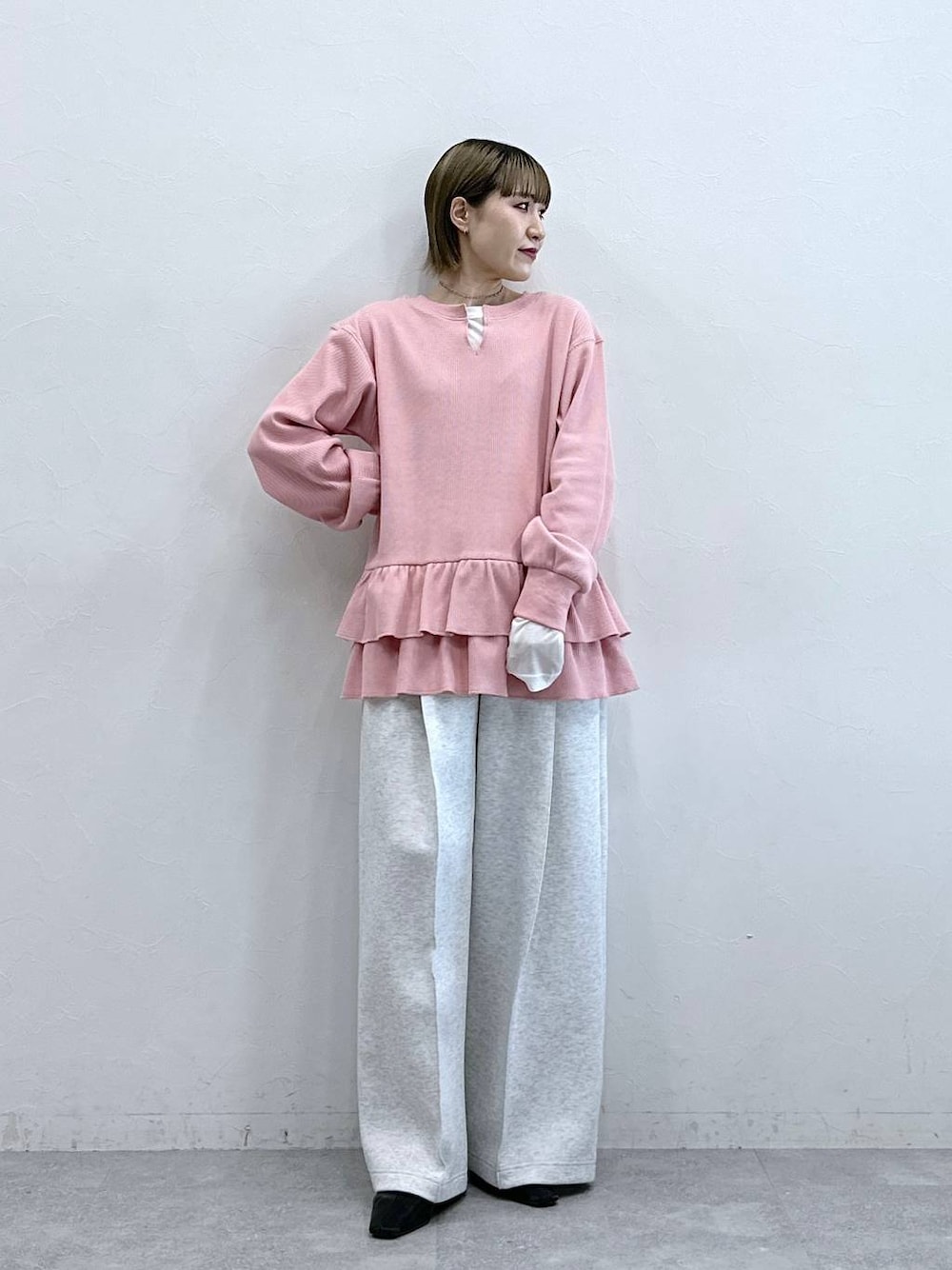 ホワイト系のスウェットパンツ、ピンク系のスウェット、ホワイト系のTシャツ/カットソーを着用したレディースの冬コーディネートの1枚目の写真