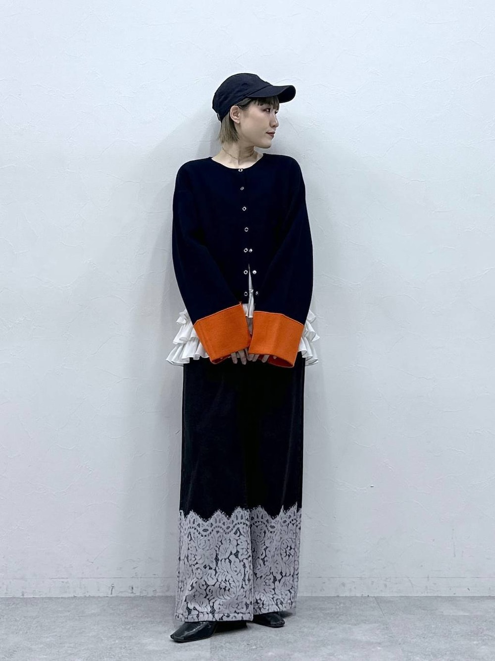 ホワイト系のキャミソール、ブルー系のカーディガン/ボレロ、ブラック系のデニムパンツを着用したレディースの冬コーディネートの1枚目の写真