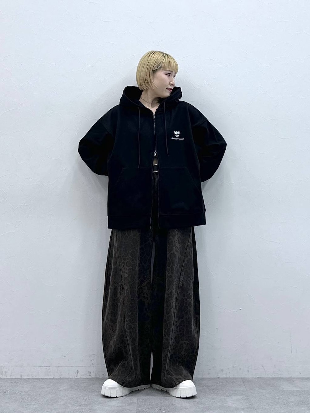 ブラウン系のデニムパンツを着用したレディースの春コーディネートの1枚目の写真