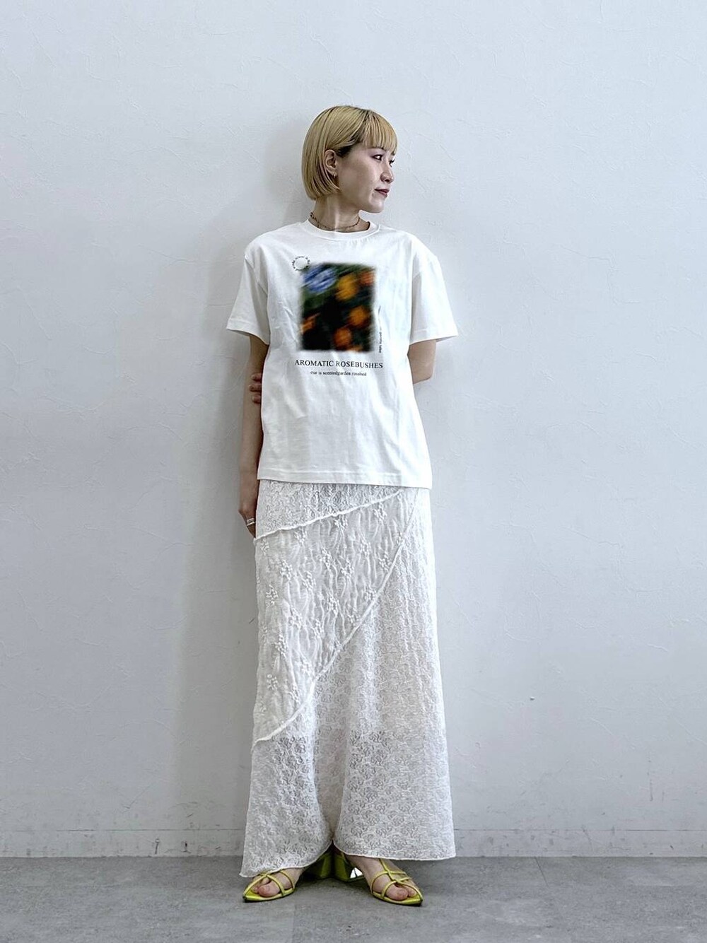 ホワイト系のTシャツ/カットソー、ホワイト系のスカートを着用したレディースの春コーディネートの1枚目の写真