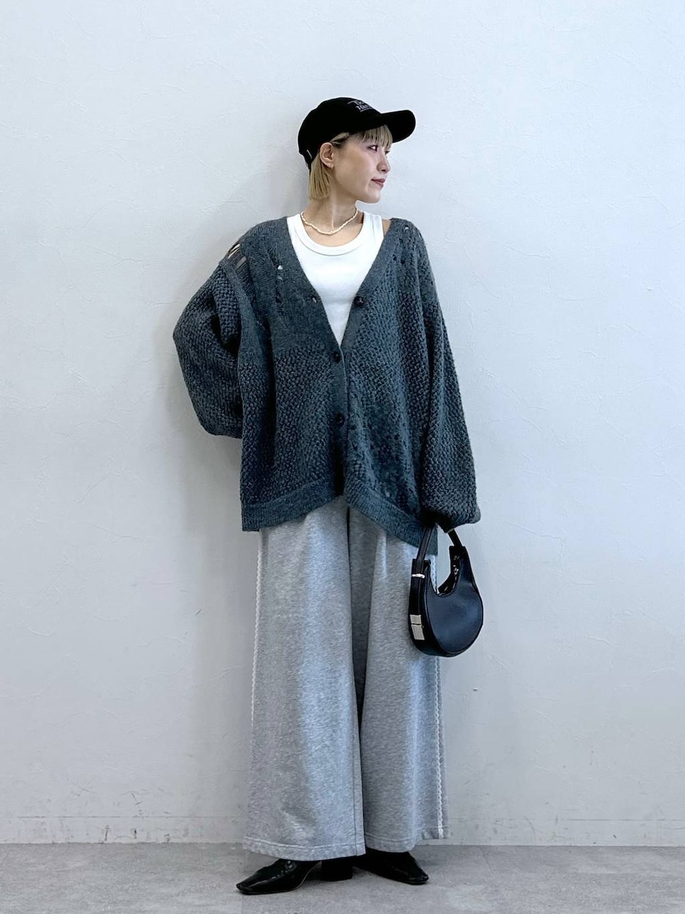 ブルー系のカーディガン/ボレロ、グレー系のスウェットパンツ、ブラック系のキャップを着用したレディースの夏コーディネートの1枚目の写真