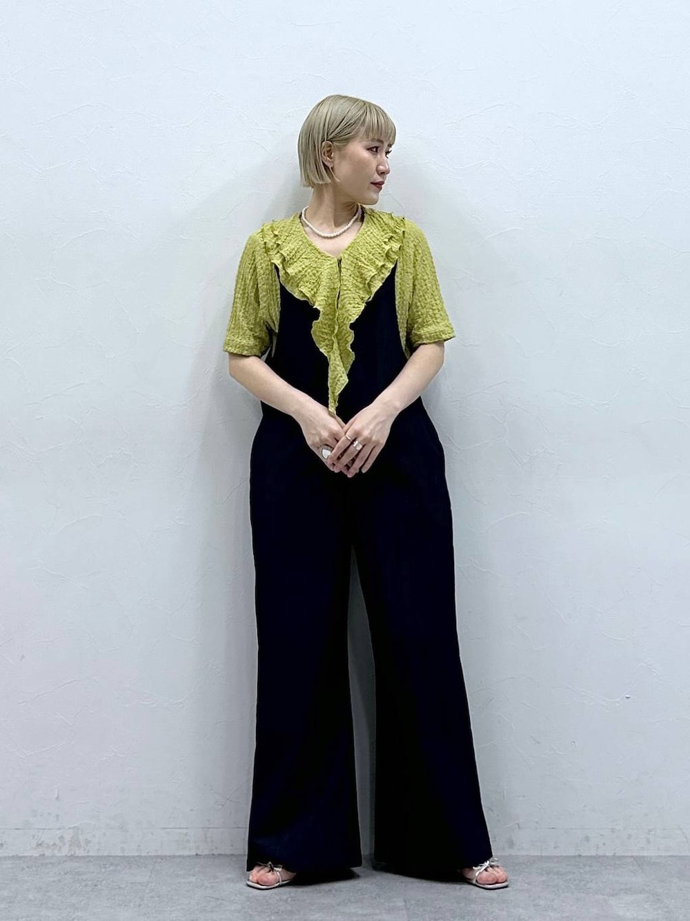 「RAGEBLUEのシャーリングフリルブラウス（シャツ/ブラウス、イエロー系）」を使った、たけおさん（レディース・157cm）の夏コーディネートの1枚目の写真