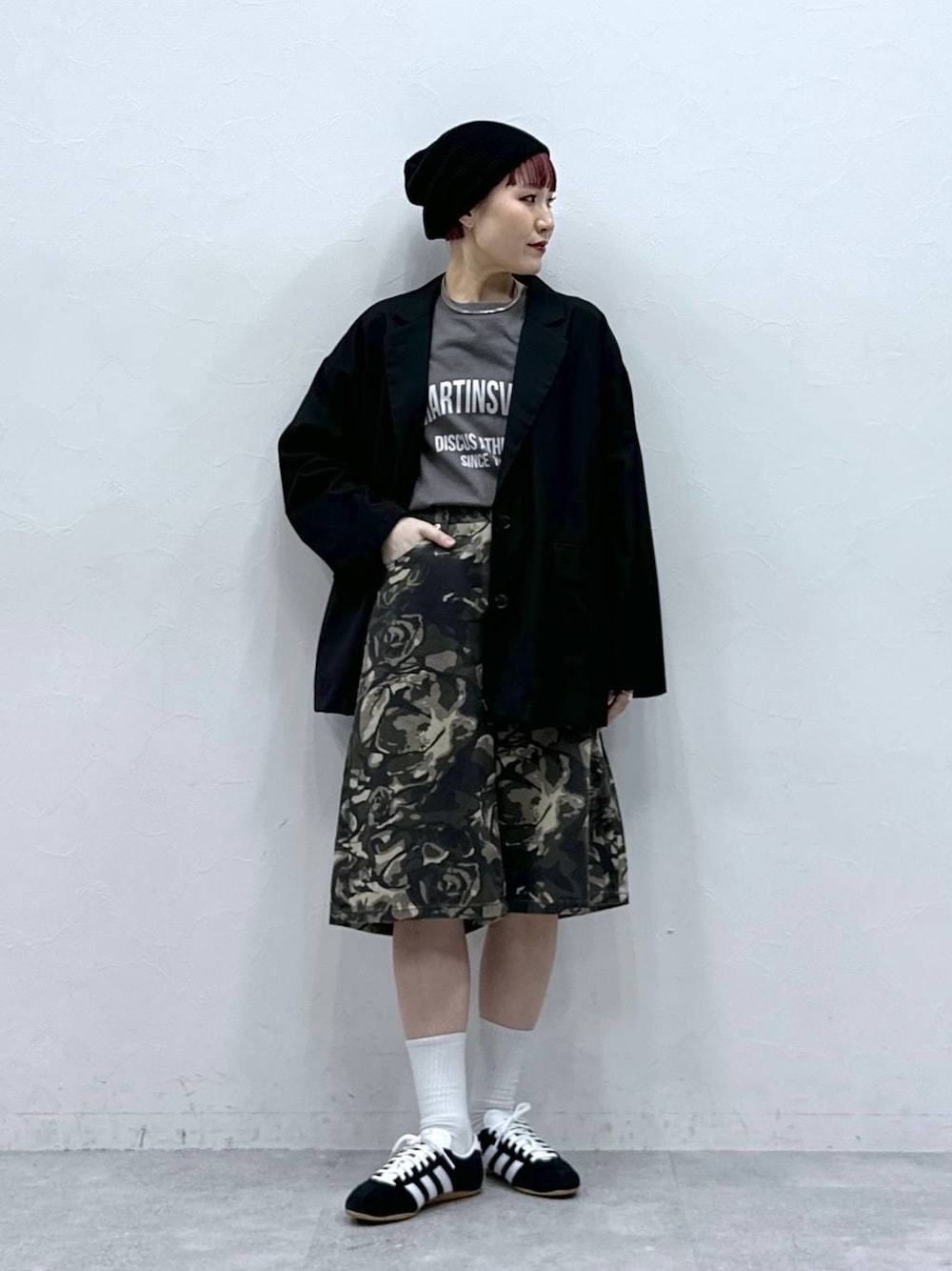 その他のデニムパンツ、ブラック系のテーラードジャケット、ブラック系のニットキャップ/ビーニーを着用したレディースの春コーディネートの1枚目の写真