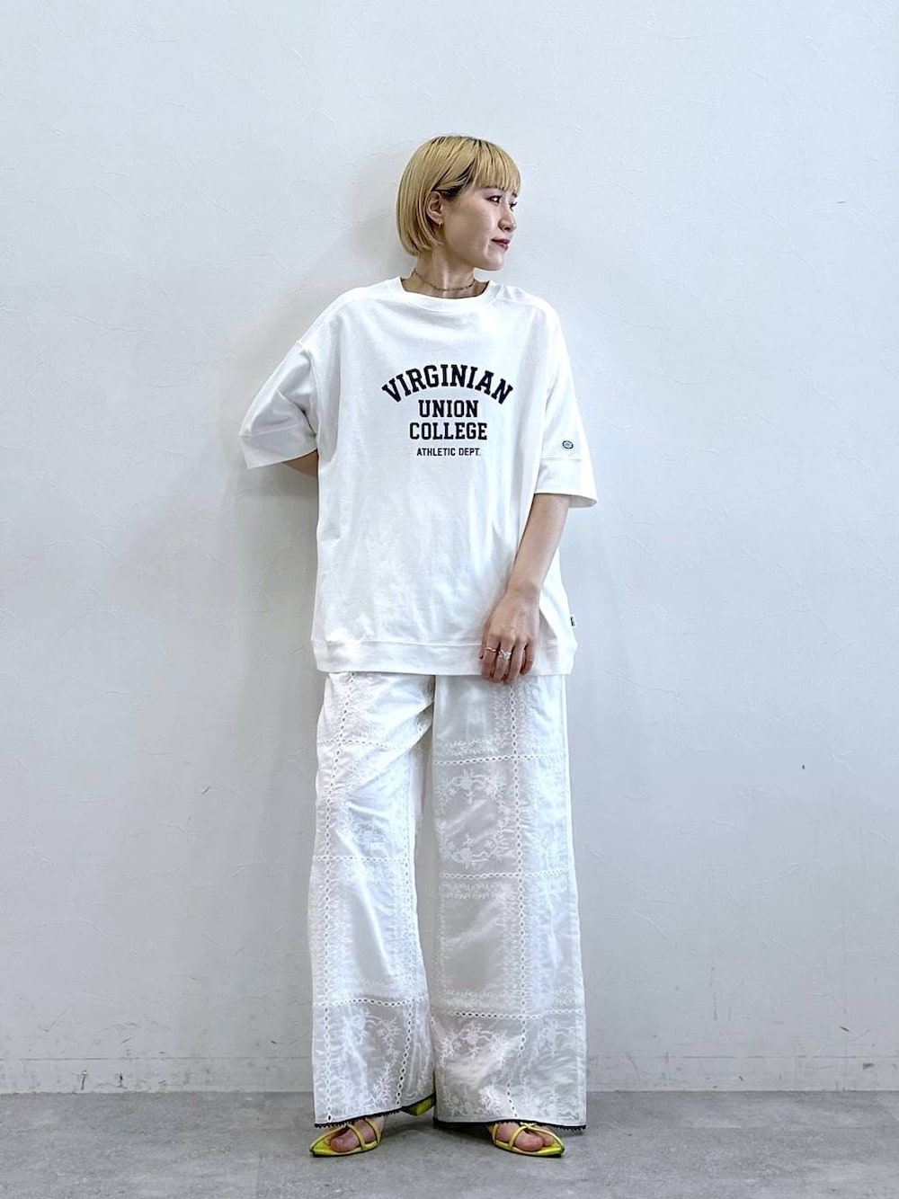 ホワイト系のTシャツ/カットソー、ホワイト系のその他パンツを着用したレディースの春コーディネートの1枚目の写真