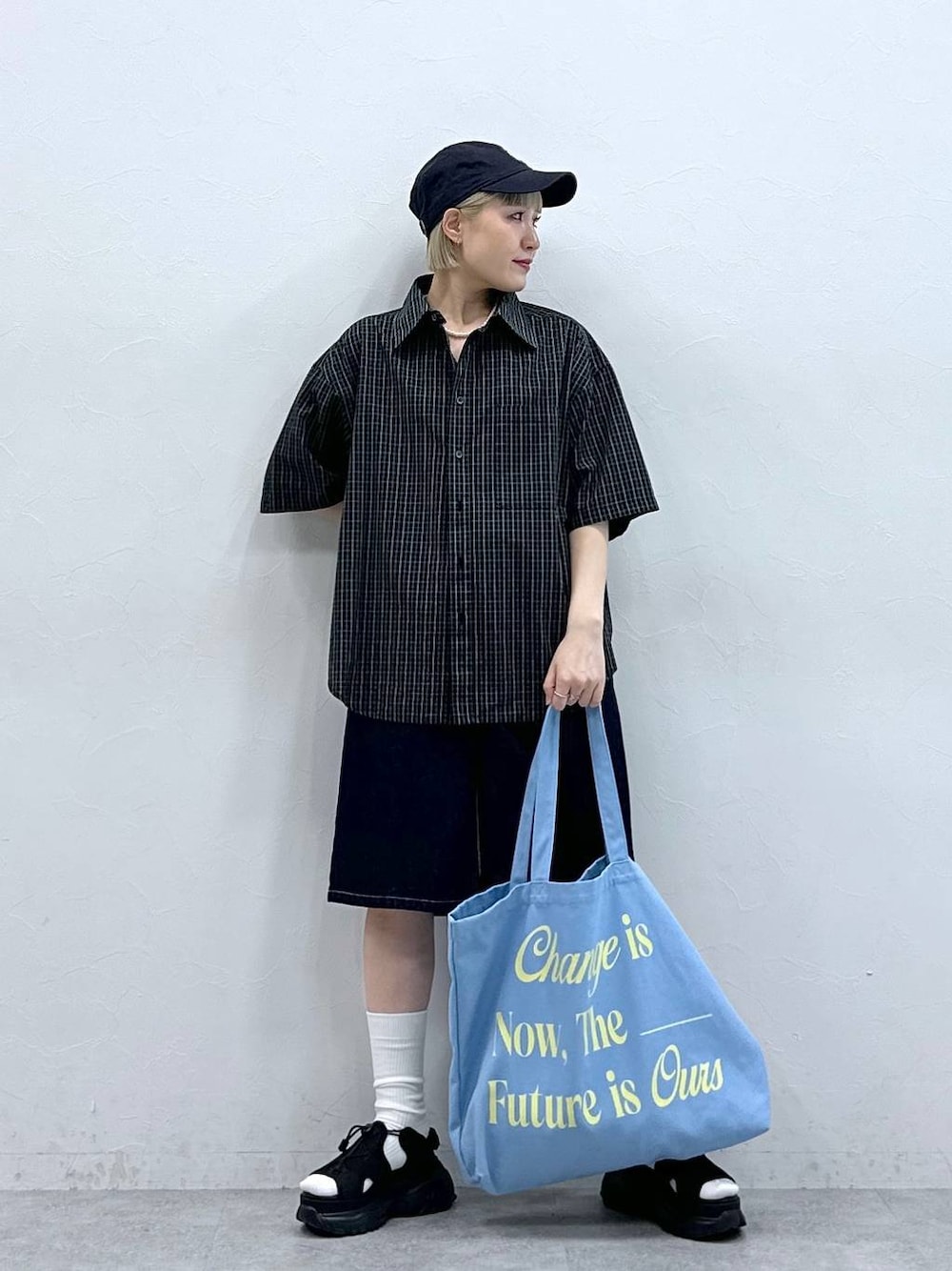 ブラック系のサンダル、ブルー系のデニムパンツ、ピンク系のトートバッグを着用したレディースの夏コーディネートの1枚目の写真