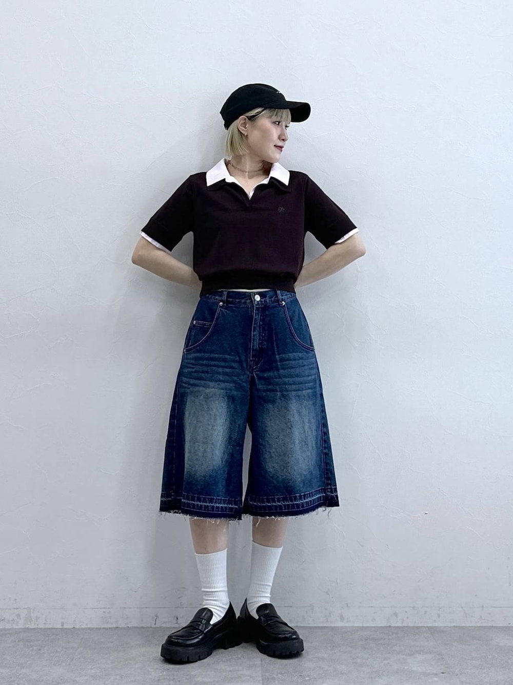 ブルー系のデニムパンツ、ブラック系のローファー、ブラウン系のシャツ/ブラウスを着用したレディースの夏コーディネートの1枚目の写真