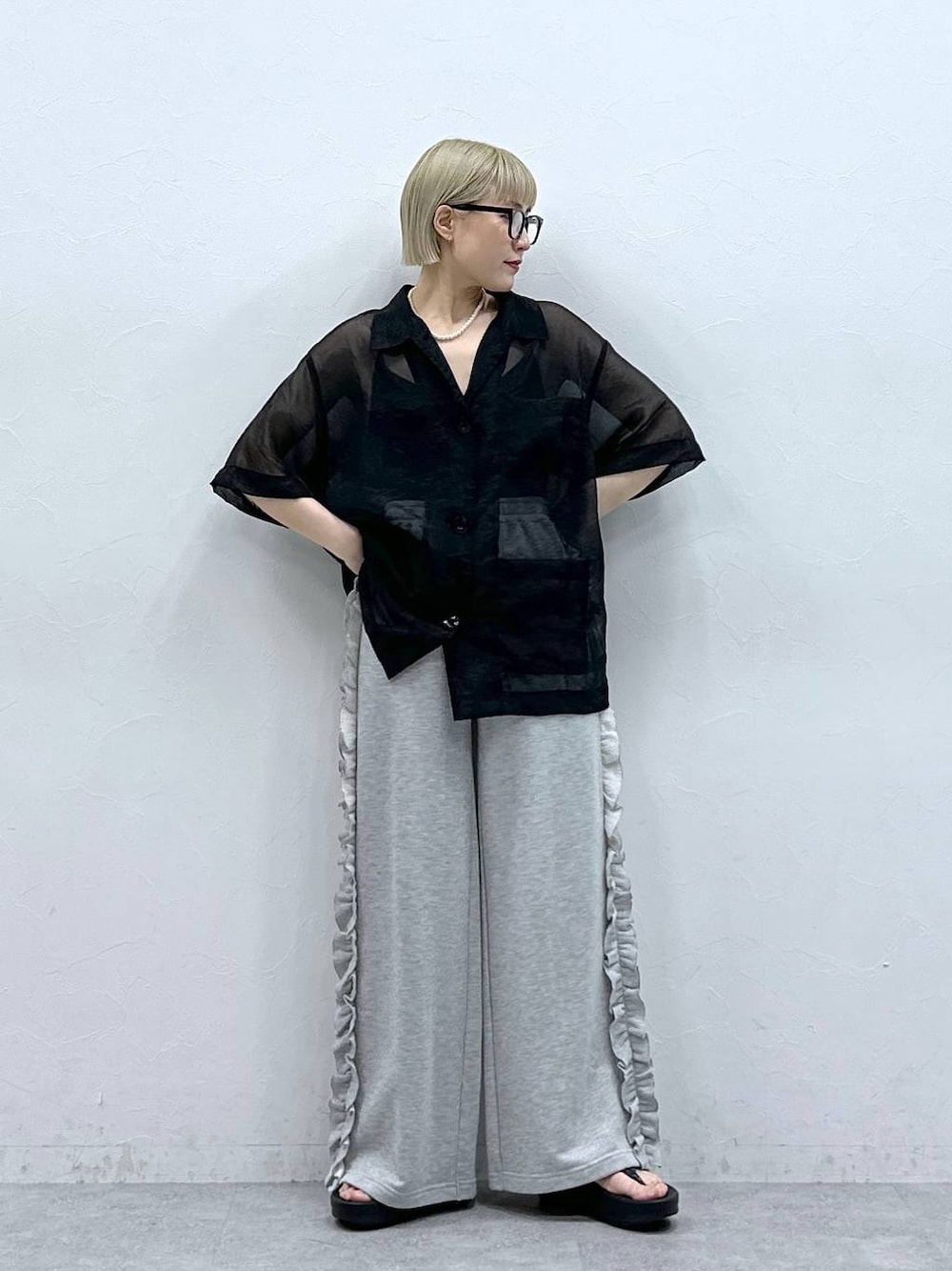 「RAGEBLUEのサイドフリル/ラメスウェットワイドパンツ（スウェットパンツ、グレー系）」を使った、たけおさん（レディース・157cm）の夏コーディネートの1枚目の写真