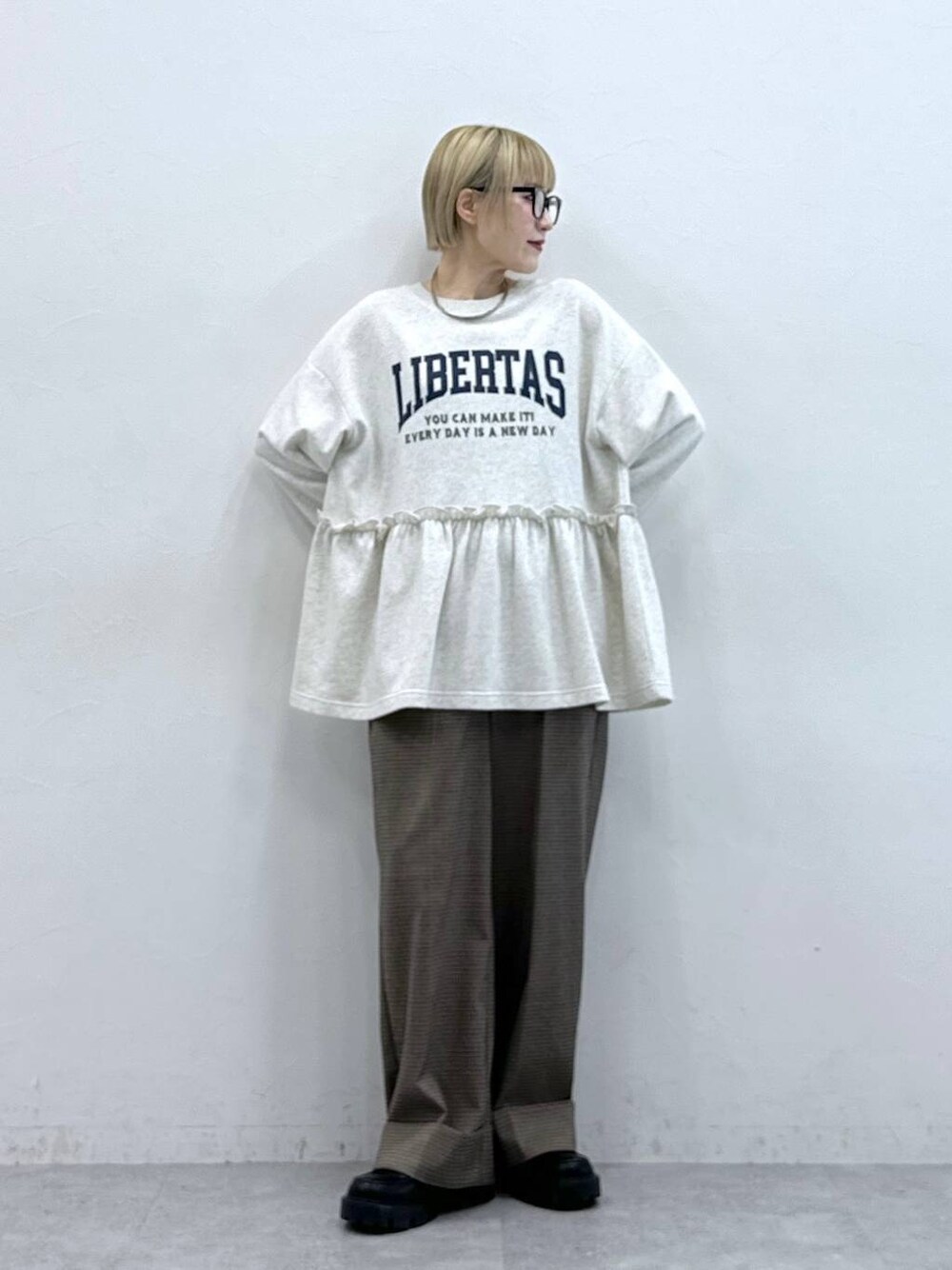 その他のローファー、ブラウン系のスラックス、グレー系のTシャツ/カットソーを着用したレディースの秋コーディネートの1枚目の写真