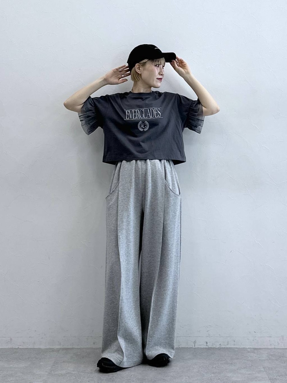 グレー系のスウェットパンツ、グレー系のTシャツ/カットソーを着用したレディースの春コーディネートの1枚目の写真