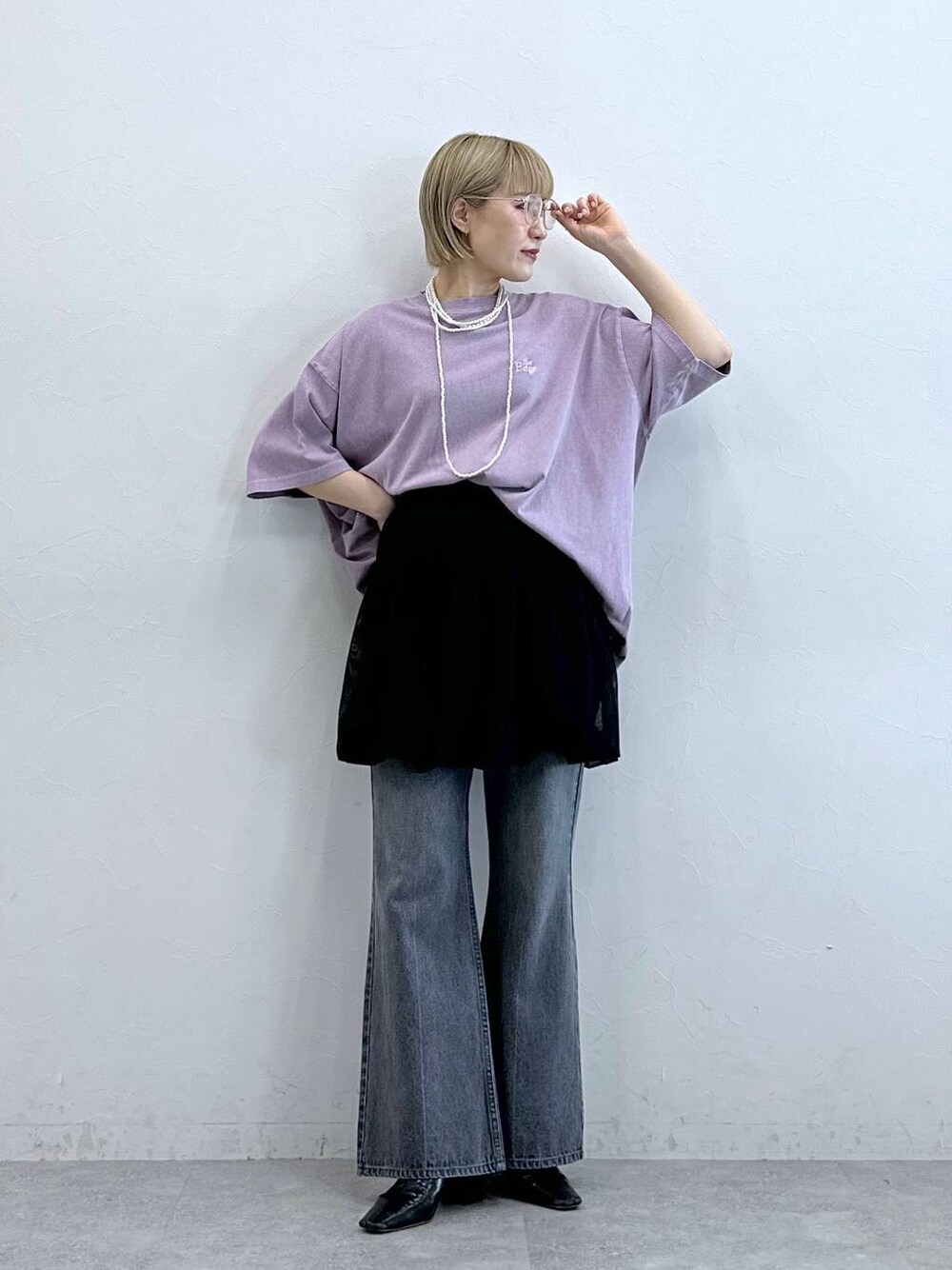ピンク系のTシャツ/カットソー、グレー系のデニムパンツ、ブラック系のスカートを着用したレディースの夏コーディネートの1枚目の写真