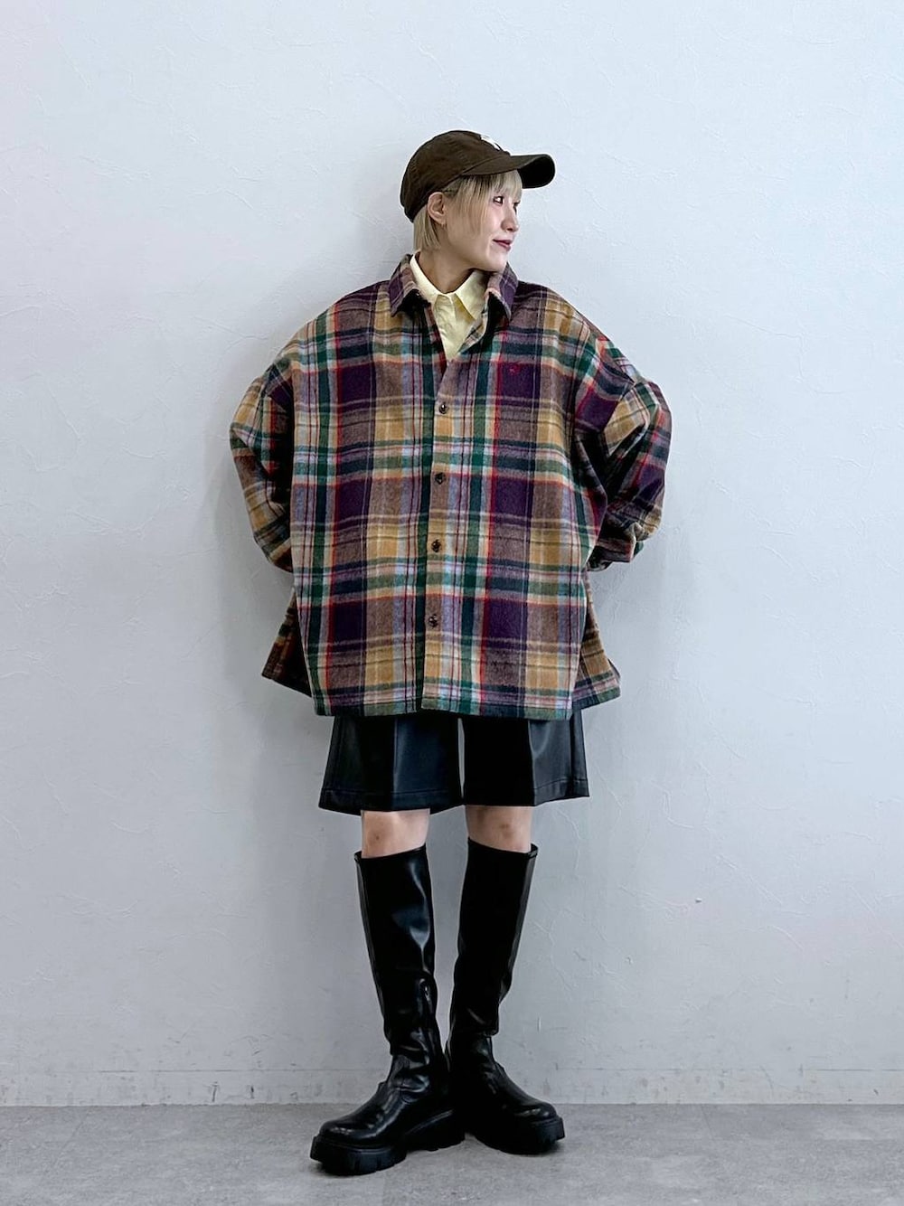 パープル系のシャツ/ブラウス、ブラック系のブーツ、ブラック系のスラックスを着用したレディースの秋コーディネートの1枚目の写真