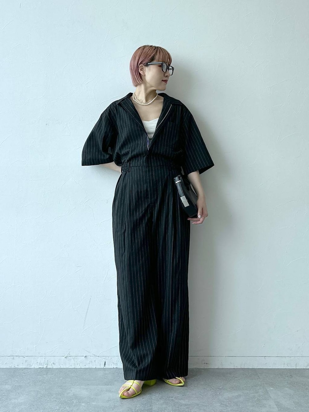 「RAGEBLUEのアソートアイウェア（メガネ、グレー系）」を使った、たけおさん（レディース・157cm）の春コーディネートの1枚目の写真