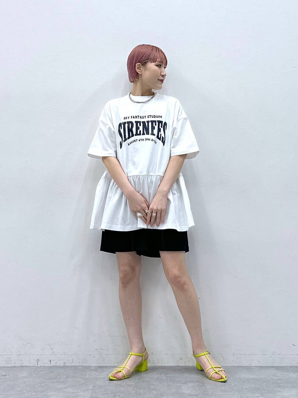 ブルー系のスラックス、ホワイト系のTシャツ/カットソーを着用したレディースの春コーディネートの1枚目の写真