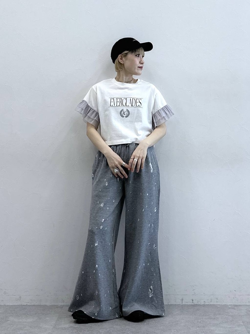 ホワイト系のTシャツ/カットソー、グレー系のスウェットパンツを着用したレディースの春コーディネートの1枚目の写真