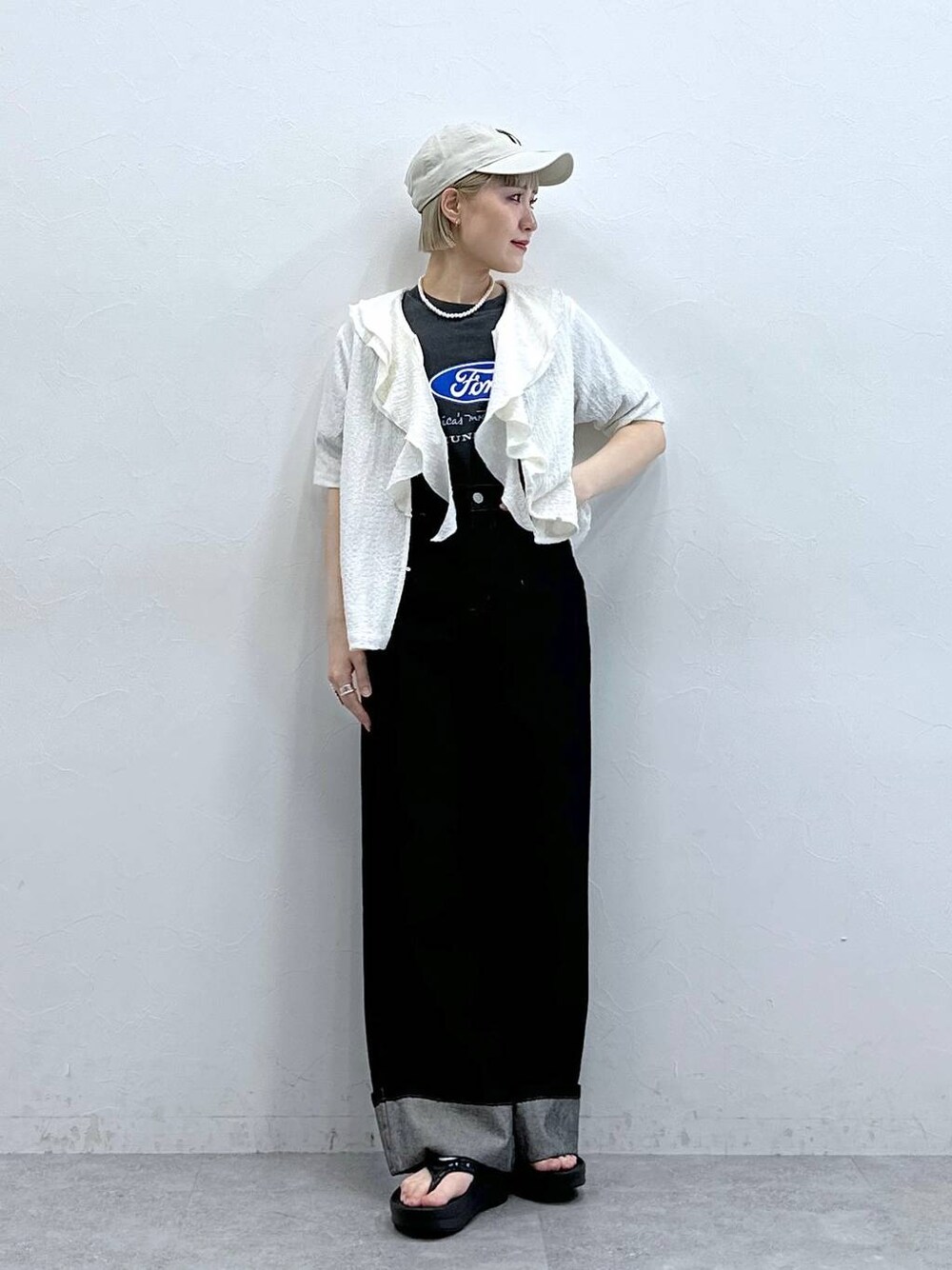 ブラック系のTシャツ/カットソー、ホワイト系のシャツ/ブラウス、ブラック系のデニムパンツを着用したレディースの夏コーディネートの1枚目の写真