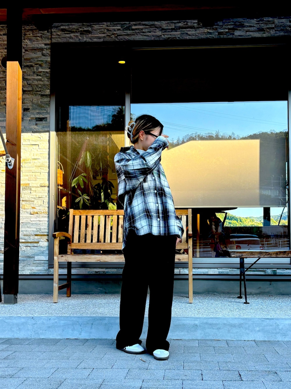 ホワイト系のシャツ/ブラウス、ブラック系のその他パンツ、ホワイト系のスニーカーを着用したレディースの秋コーディネートの1枚目の写真