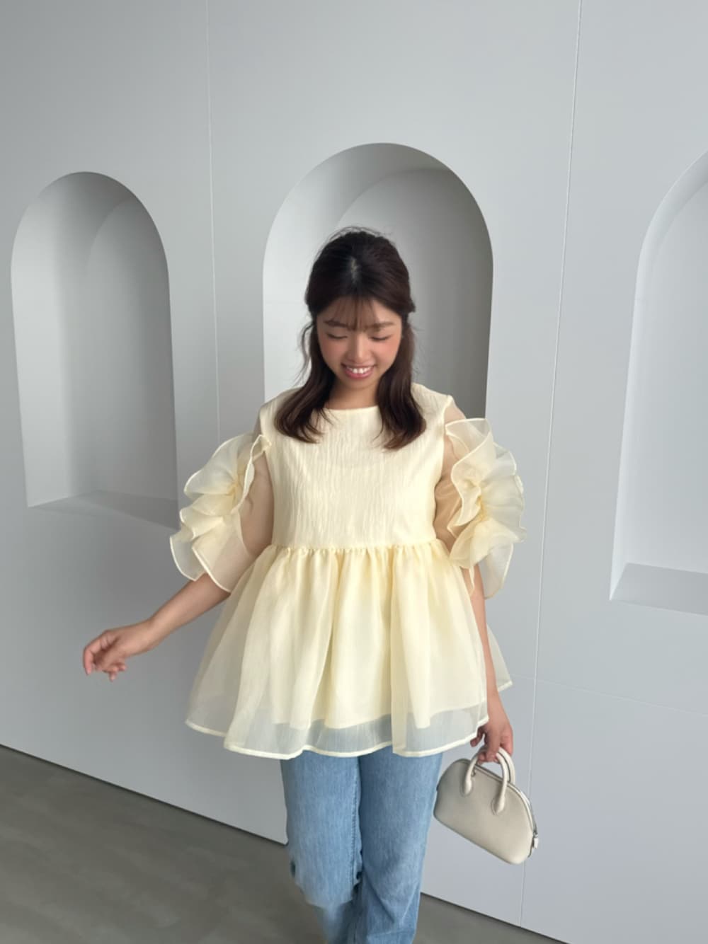 「ブラウス、黄色、黄色コーデ、ブラウスコーデ、夏、夏コーデ、夏服、人気アイテム、人気商品、フェミニン、フェミニンコーデ、フェミニン×カジュアル、シアー、シア―ブラウス」｜「MERAKIのペプラムシアーブラウス（シャツ/ブラウス、イエロー系）」を使った、misuzuさん（レディース・165cm）の夏コーディネートの1枚目の写真