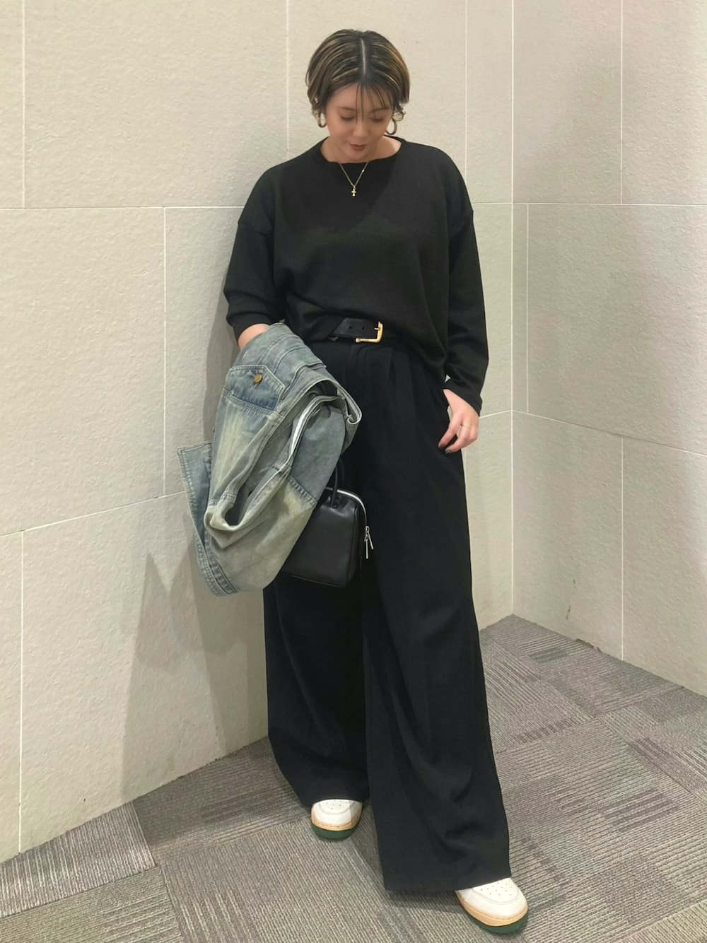 「モノトーン、ワイドパンツ、休日スタイル、スニーカー、パンツスタイル、オトナ女子、大人コーデ、スラックス、授業参観日コーデ、おしゃれさんと繋がりたい、お出かけコーデ、プチプラ、きれいめカジュアル、黒Tシャツ、きれいめコーデ」｜「ANAPのクルーネック ワッフル ロングスリーブ Tシャツ 長袖（Tシャツ/カットソー、ブラック系）」を使った、Manamiさん（レディース・161cm）の春コーディネートの1枚目の写真