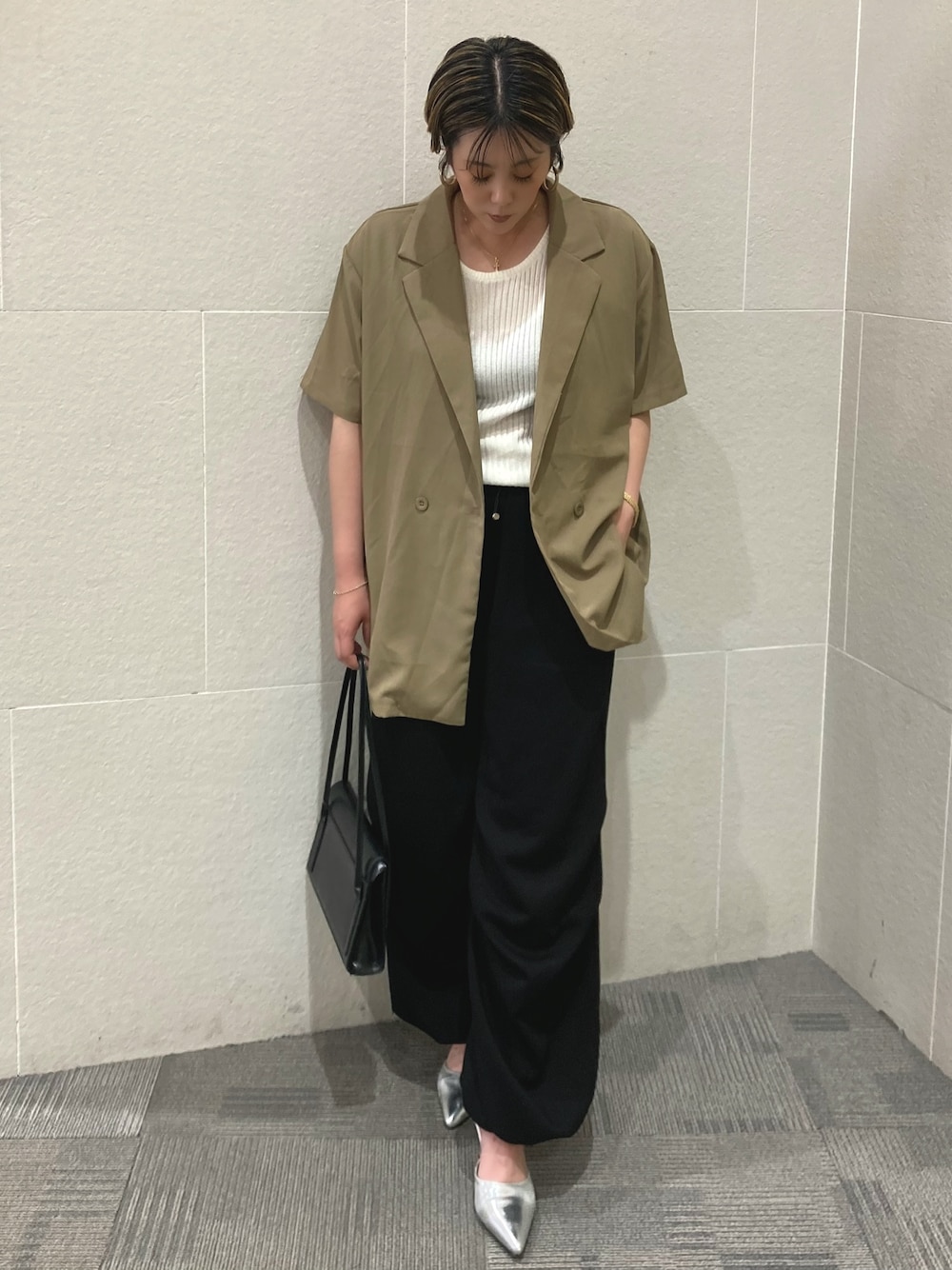 「着回しコーデ、リラックススタイル、キレイめ、ラクチンコーデ、大人女子、半袖ジャケット、きれいめコーディネート、きれいめカジュアル」｜「ANAPのデザインハンドバッグ（ハンドバッグ、ブラック系）」を使った、Manamiさん（レディース・161cm）の夏コーディネートの1枚目の写真