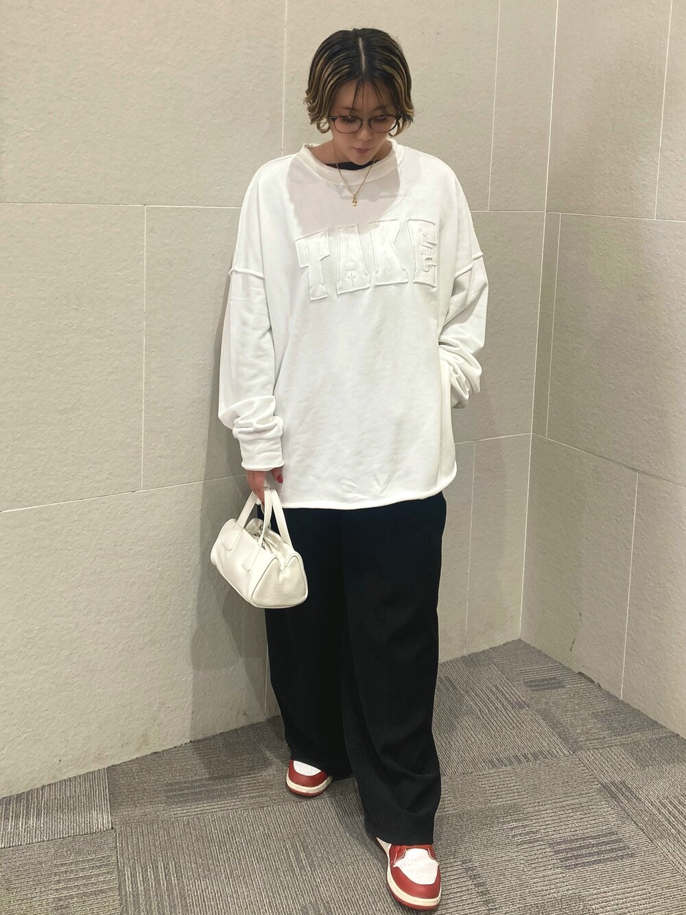 「ワイドパンツ、スポーツミックス、オトナカジュアル、ラクチンコーデ、シンプルコーデ、休日スタイル、モノトーン、春、パンツスタイル、おしゃれさんと繋がりたい、スウェット、オトナ女子、ラフコーデ、ラフ、ホワイト」｜「ANAPのロゴアウトシームトップス（Tシャツ/カットソー、ホワイト系）」を使った、Manamiさん（レディース・161cm）の春コーディネートの1枚目の写真